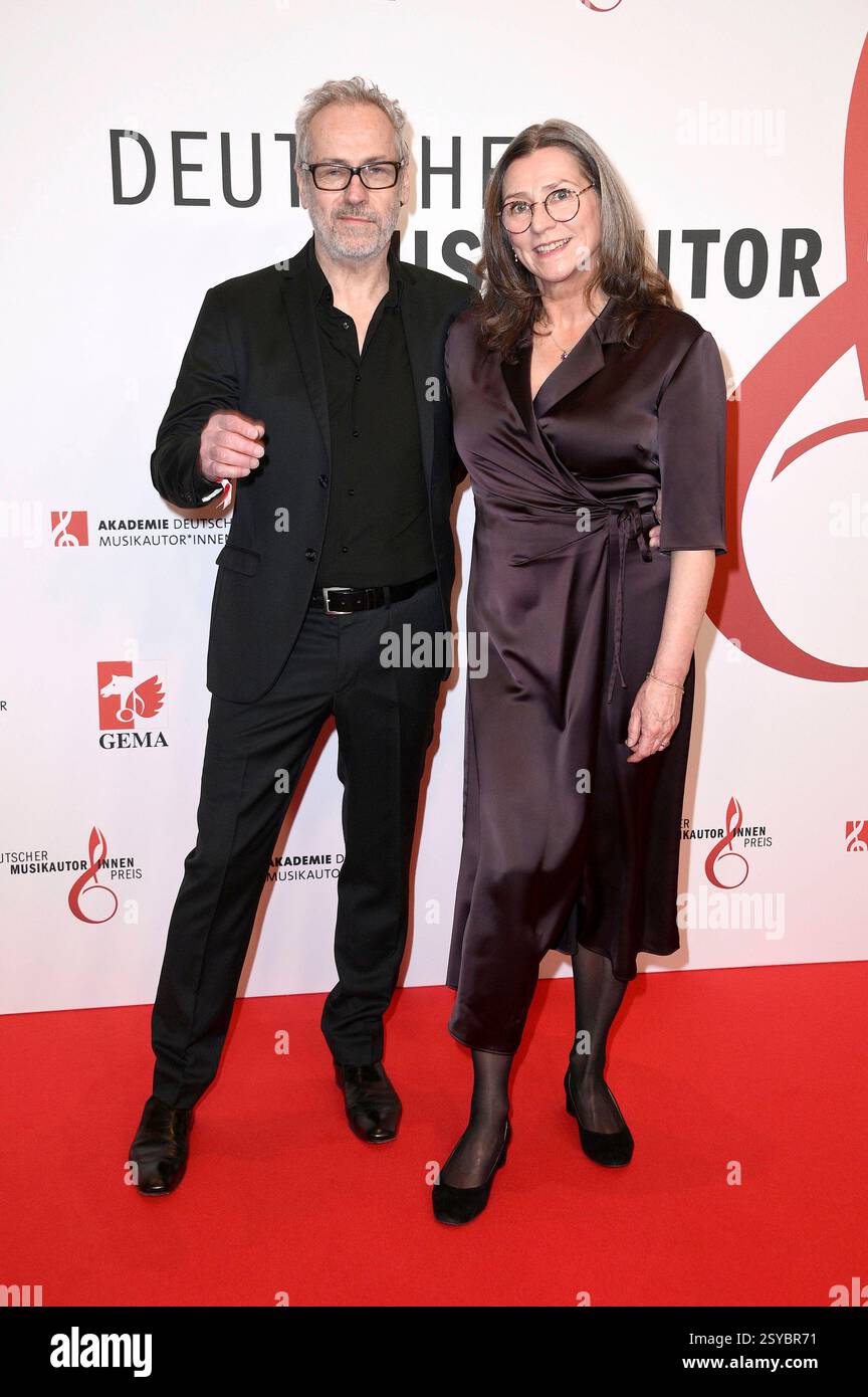 Stefan will und Michaela Hilchenbach beim 16. Deutschen Musikautor*innenpreis der Gema 2025 im Hotel The Ritz-Carlton. Berlin, 27.02.2025 *** Stefan Will et Michaela Hilchenbach au Prix des auteurs allemands GEMA 2025 au Ritz Carlton Hotel Berlin, 27 02 2025 Foto:Xn.xKubelkax/xFuturexImagex musikautorenpreis_5225 Banque D'Images