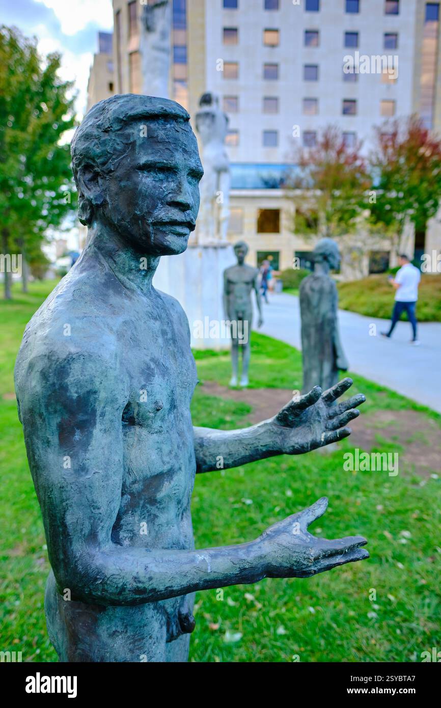 Sculptures en bronze représentant des survivants tendus les mains ouvertes. Partie du monument à l'incendie de santander. Situé dans les jardins de pereda. Santander, s. Banque D'Images