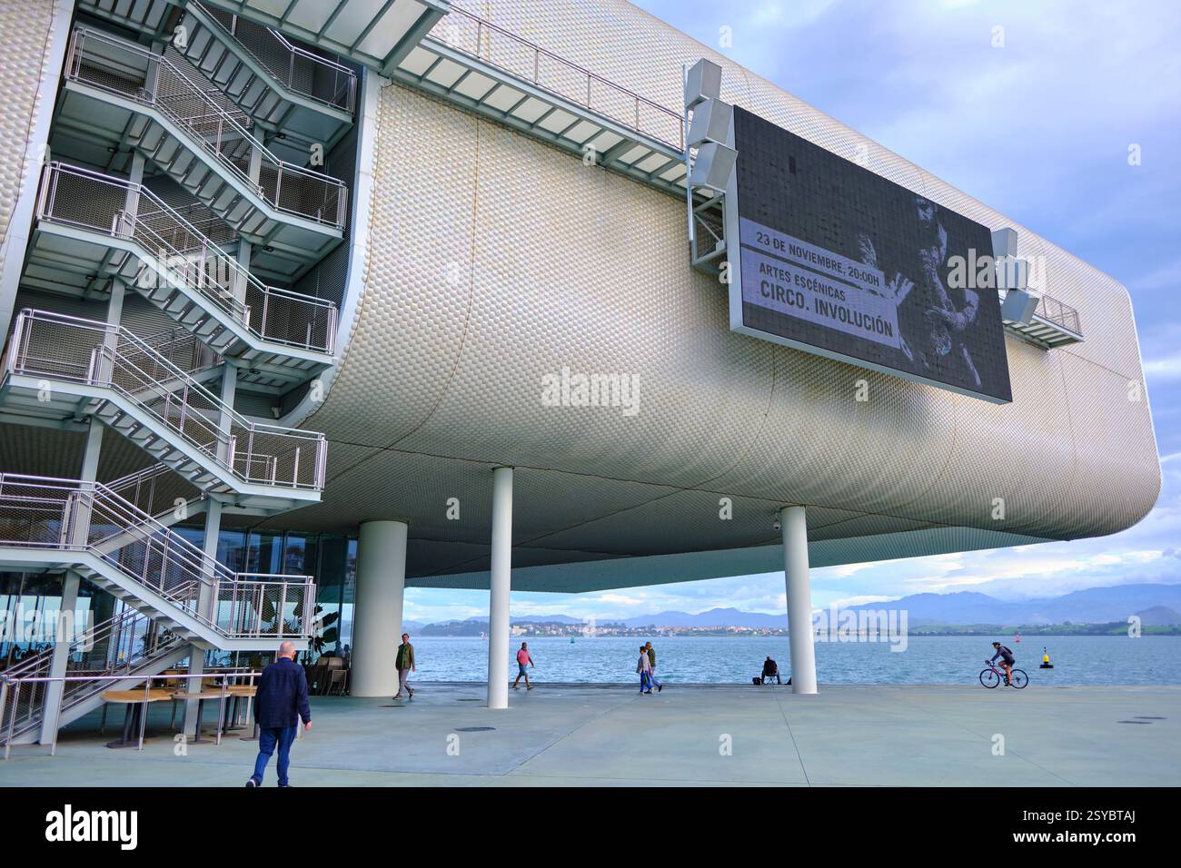 Architecture moderne du musée d'art centro Botín avec escalier extérieur, panneau d'affichage numérique et vue sur la baie de santander. Centro botin art Center, australie méridionale Banque D'Images