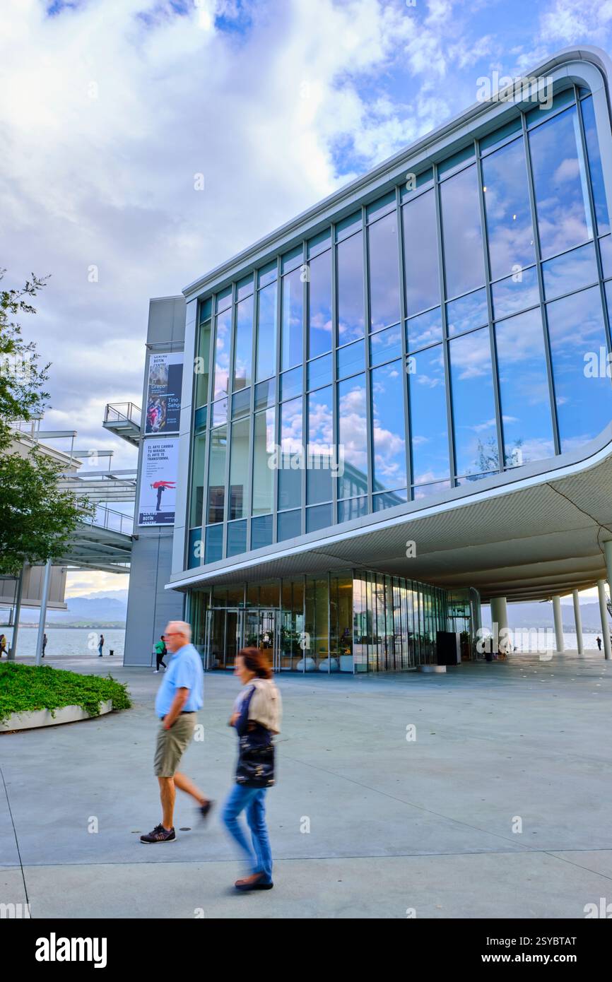 Touristes marchant près du centro Botín, centre d'art contemporain situé sur le front de mer de santander, cantabrie, espagne. Centre d'art Centro botin, santand Banque D'Images