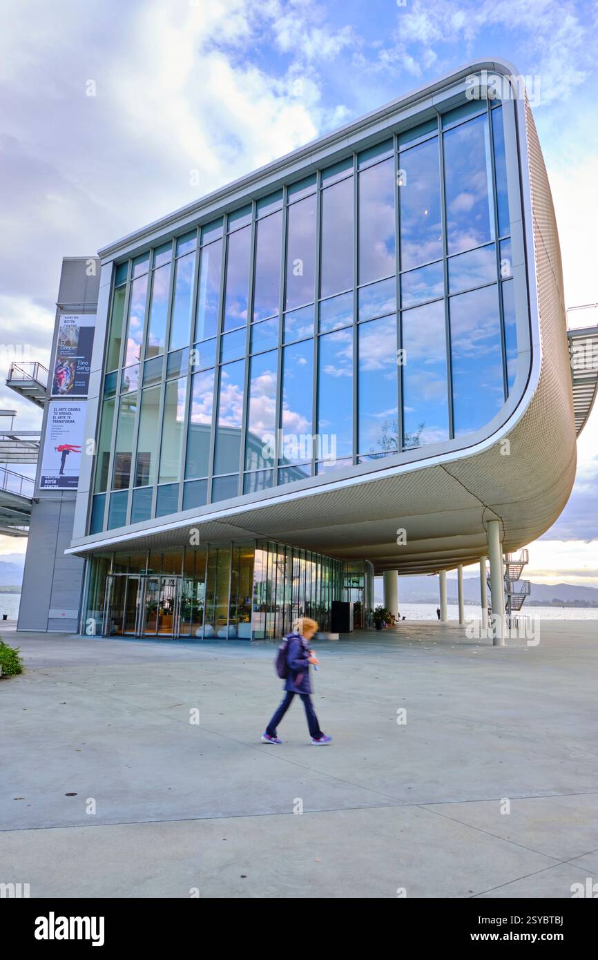 Centre Botín art moderne centro avec façade en verre reflétant le ciel bleu nuageux à santander, espagne. Centre d'art Centro botin, santander, espagne Banque D'Images