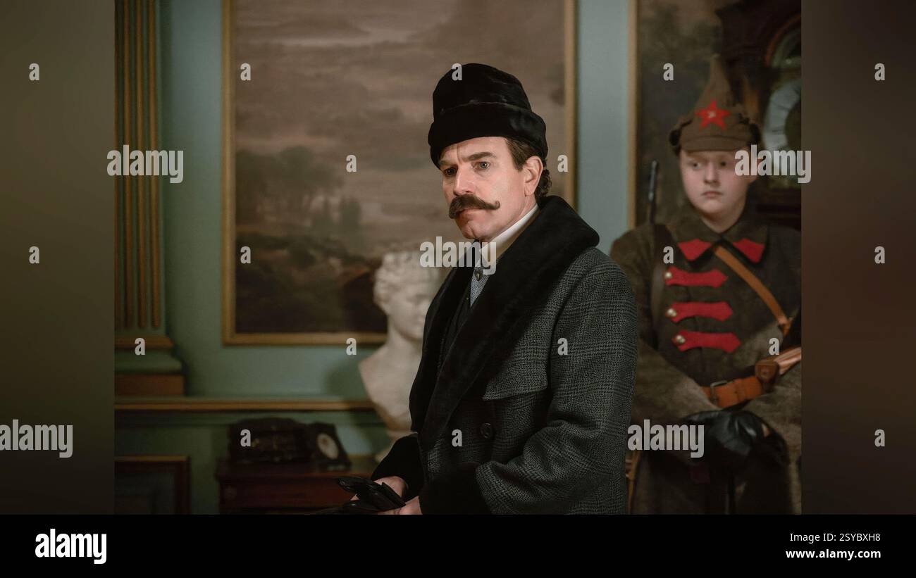 EWAN MCGREGOR dans A GENTLEMAN IN MOSCOW (2024), réalisé par SAM MILLER et SARAH O'GORMAN. Crédit : Lionsgate Television / Paramount Television Studios / album Banque D'Images