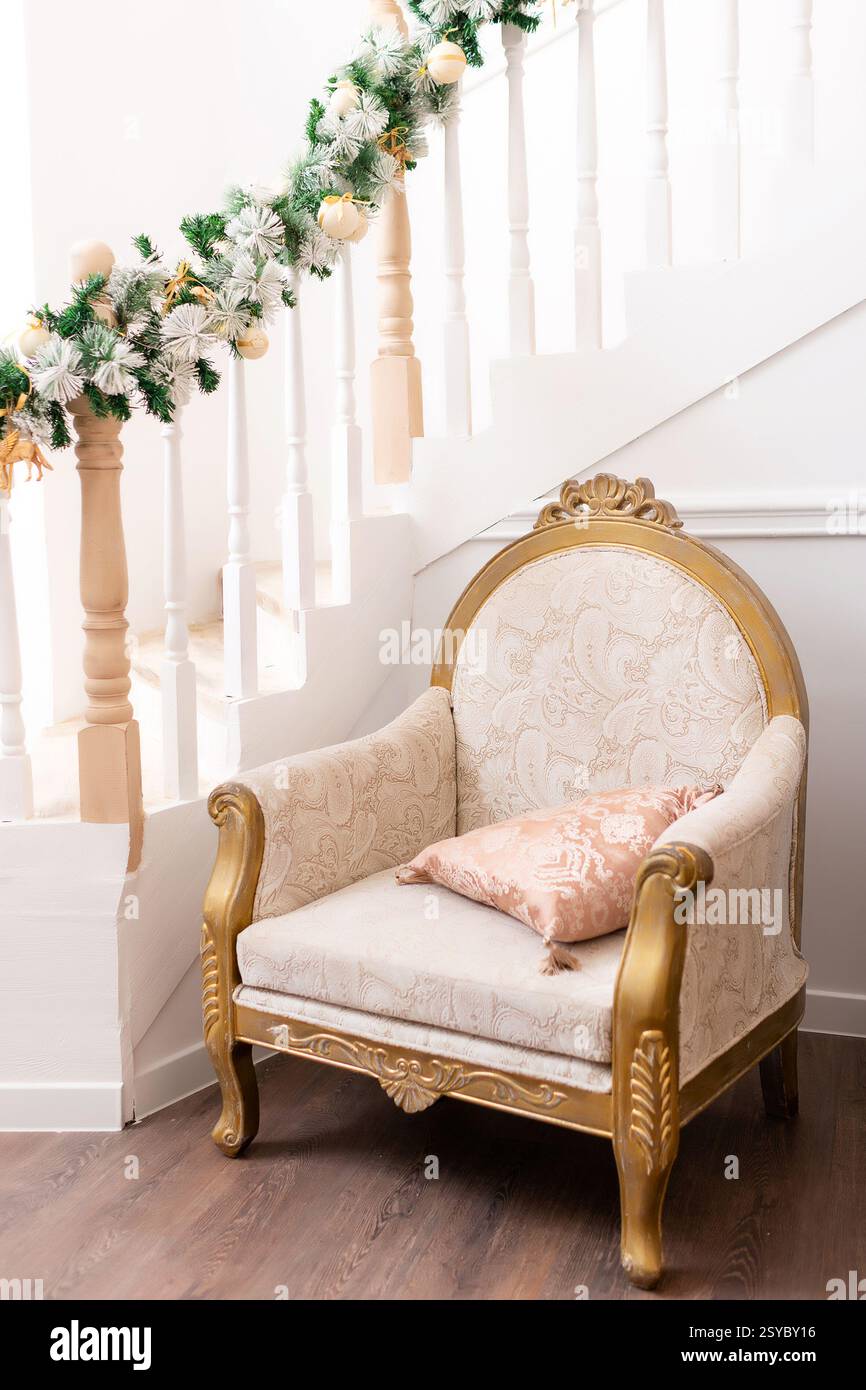 chaise en bois doré dans le couloir près des escaliers. lieu de repos dans une maison de deux étages Banque D'Images