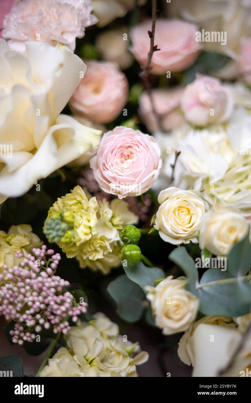 Composition délicate de roses blanches et roses dans un panier Banque D'Images