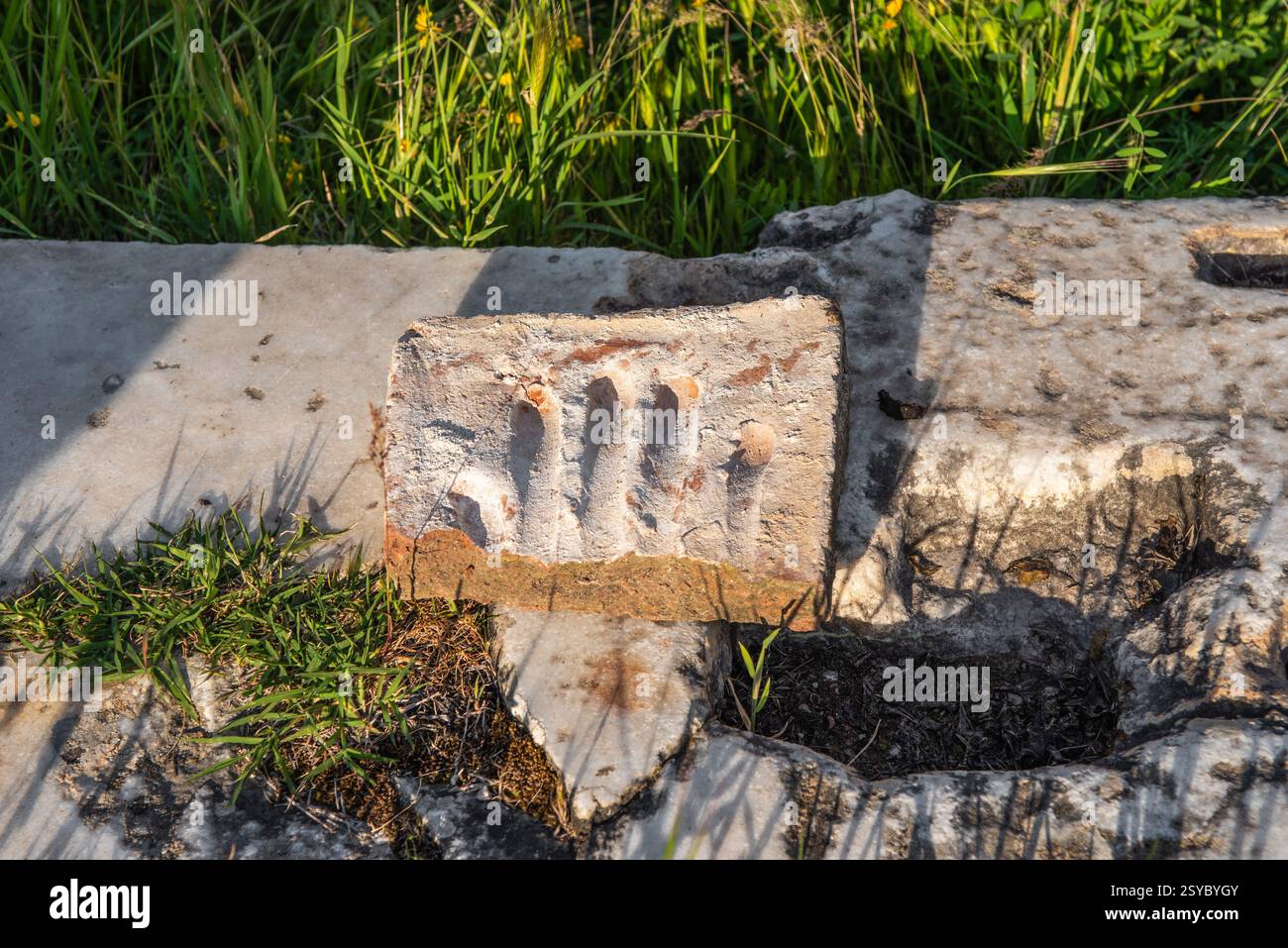 Fragment de terre cuite ancien avec empreinte de main sur le site archéologique d'Aphrodisias. Aydin, Turquie Banque D'Images
