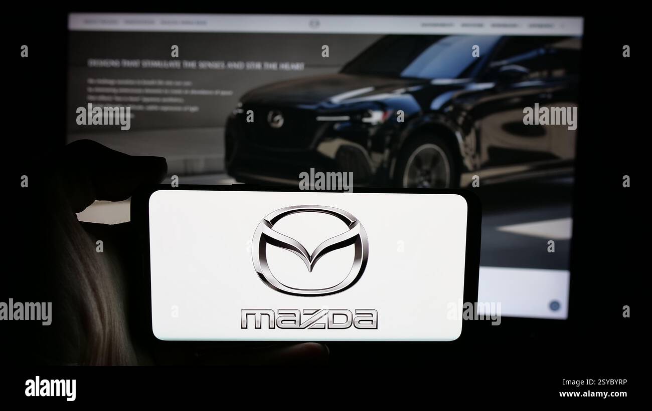 Allemagne. 27 novembre 2024. Dans cette illustration photo, un téléphone portable avec le logo de la société automobile japonaise Mazda Motor Corporation sur l'écran en face de la page Web. (Crédit image : © timon Schneider/SOPA images via ZUMA Press Wire) USAGE ÉDITORIAL SEULEMENT ! Non destiné à UN USAGE commercial ! Banque D'Images