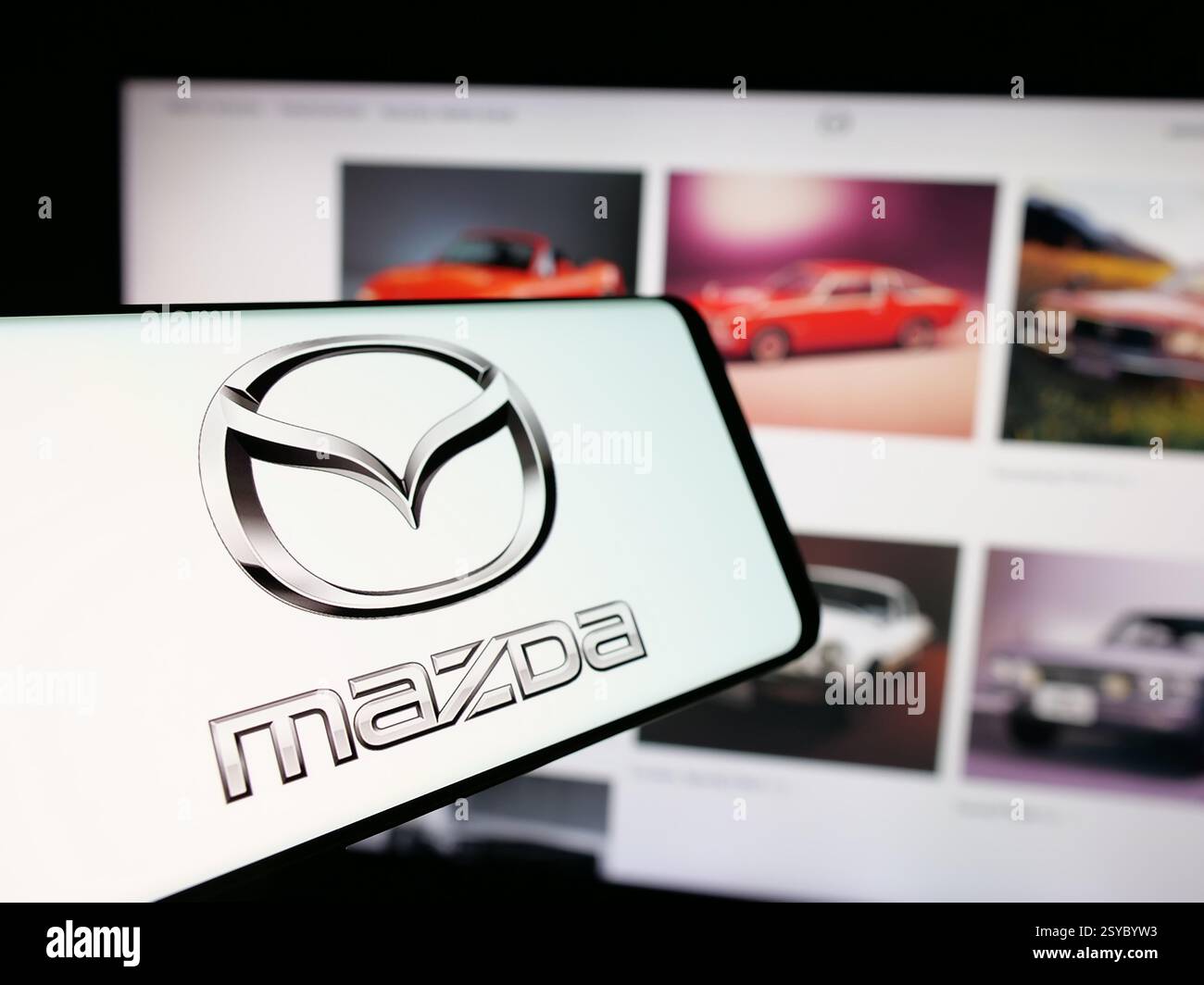 Allemagne. 27 novembre 2024. Dans cette illustration photo, un smartphone avec le logo de la société automobile japonaise Mazda Motor Corporation est vu sur l'écran en face du site Web. (Crédit image : © timon Schneider/SOPA images via ZUMA Press Wire) USAGE ÉDITORIAL SEULEMENT ! Non destiné à UN USAGE commercial ! Banque D'Images
