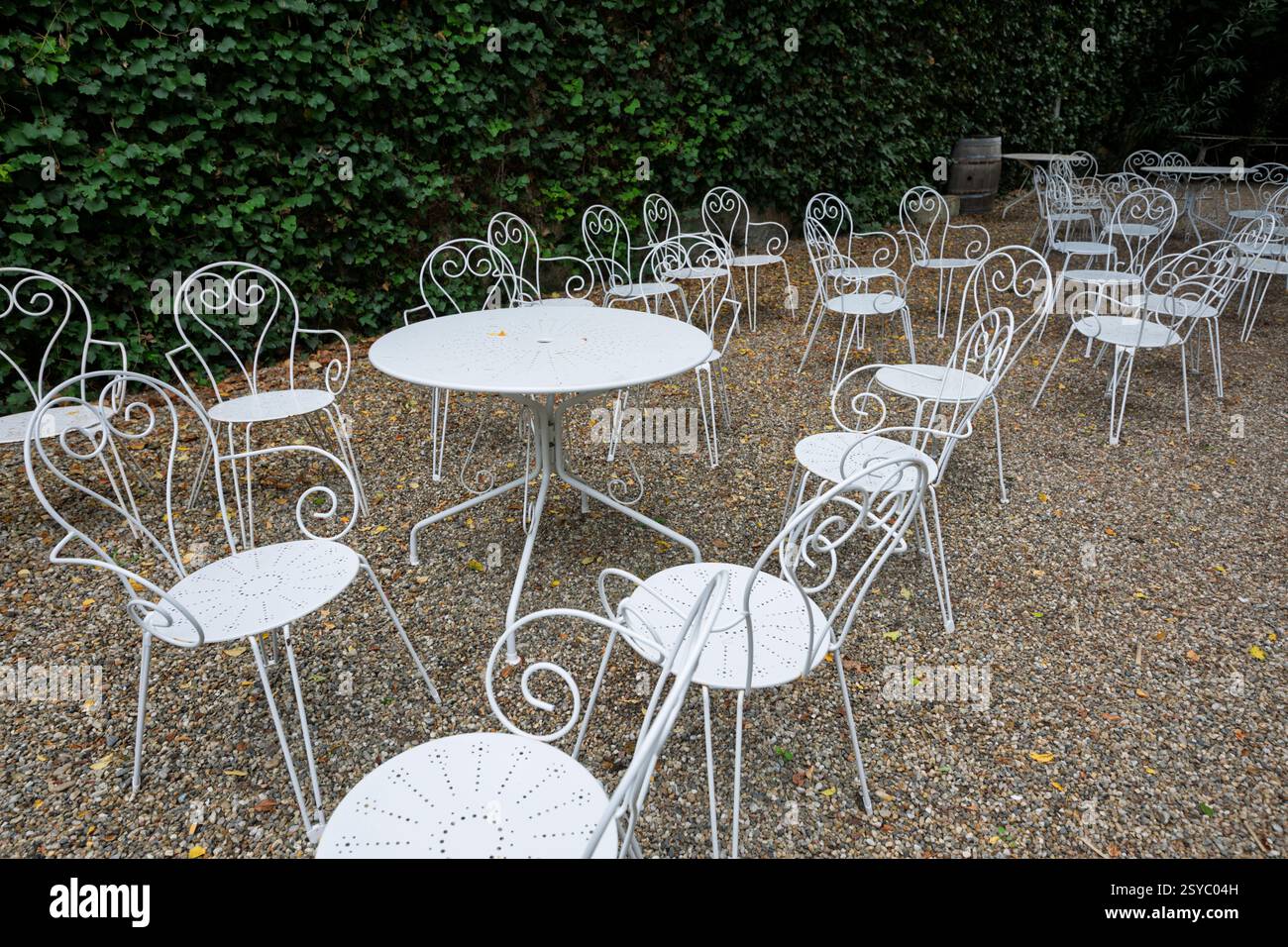 Tables et chaises en fer blanc dans les jardins des cafés, Saint-Emilion, près de Bordeaux, Département de la Gironde, Nouvelle-Aquitaine, France, Europe Banque D'Images