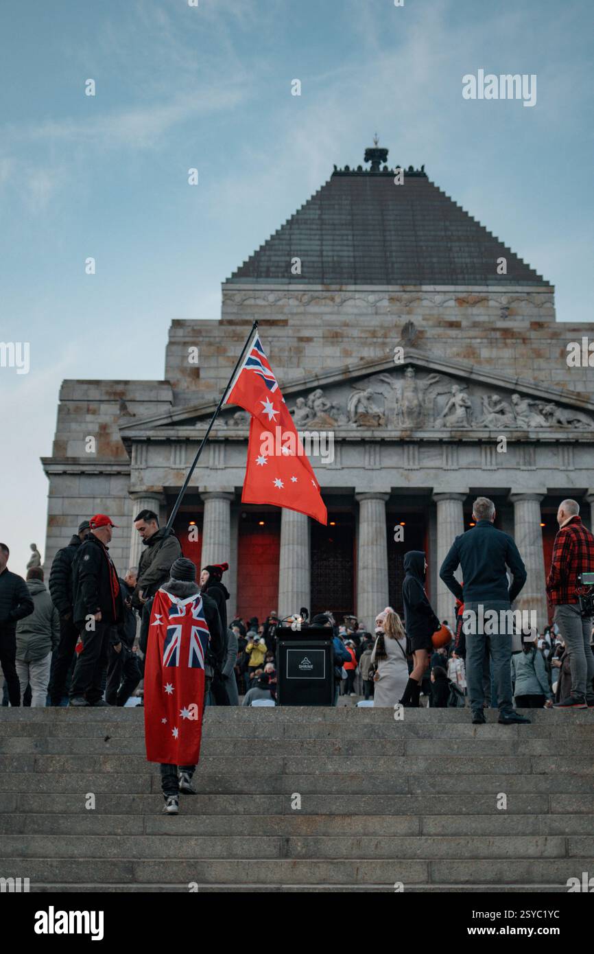 Drapeau australien Red Ensign au sanctuaire du souvenir ANZAC Day Banque D'Images