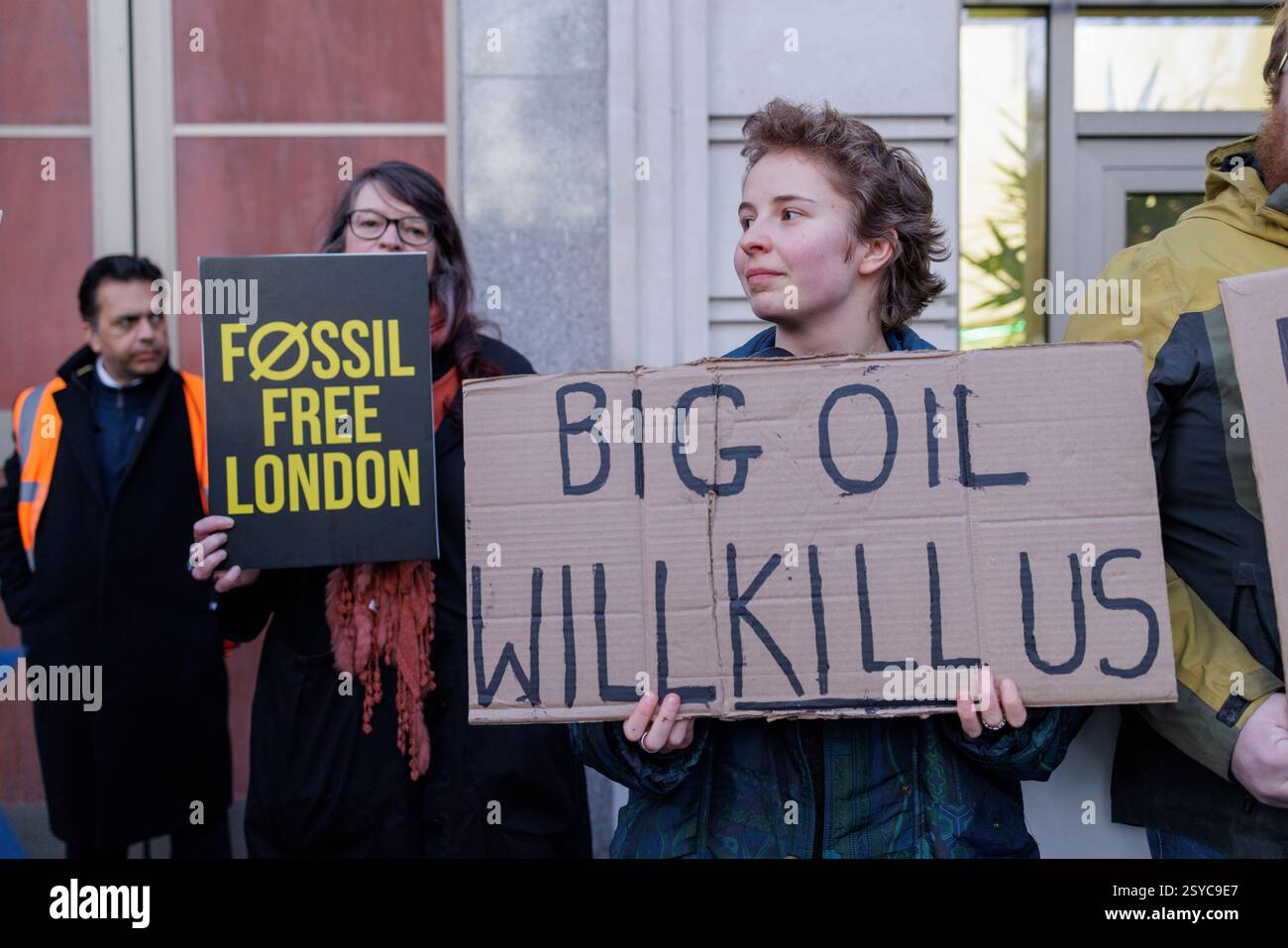 26 février 2025. Bureaux BP, St James’ Sq. SW1Y 4PD, Londres. Démo d'urgence « BP nous tuera ». Fossil Free London, Weald action Group et d’autres protestent contre l’annonce de BP selon laquelle elle réduirait ses projets d’énergies renouvelables et redoublerait son exploitation de nouveaux combustibles fossiles. Banque D'Images