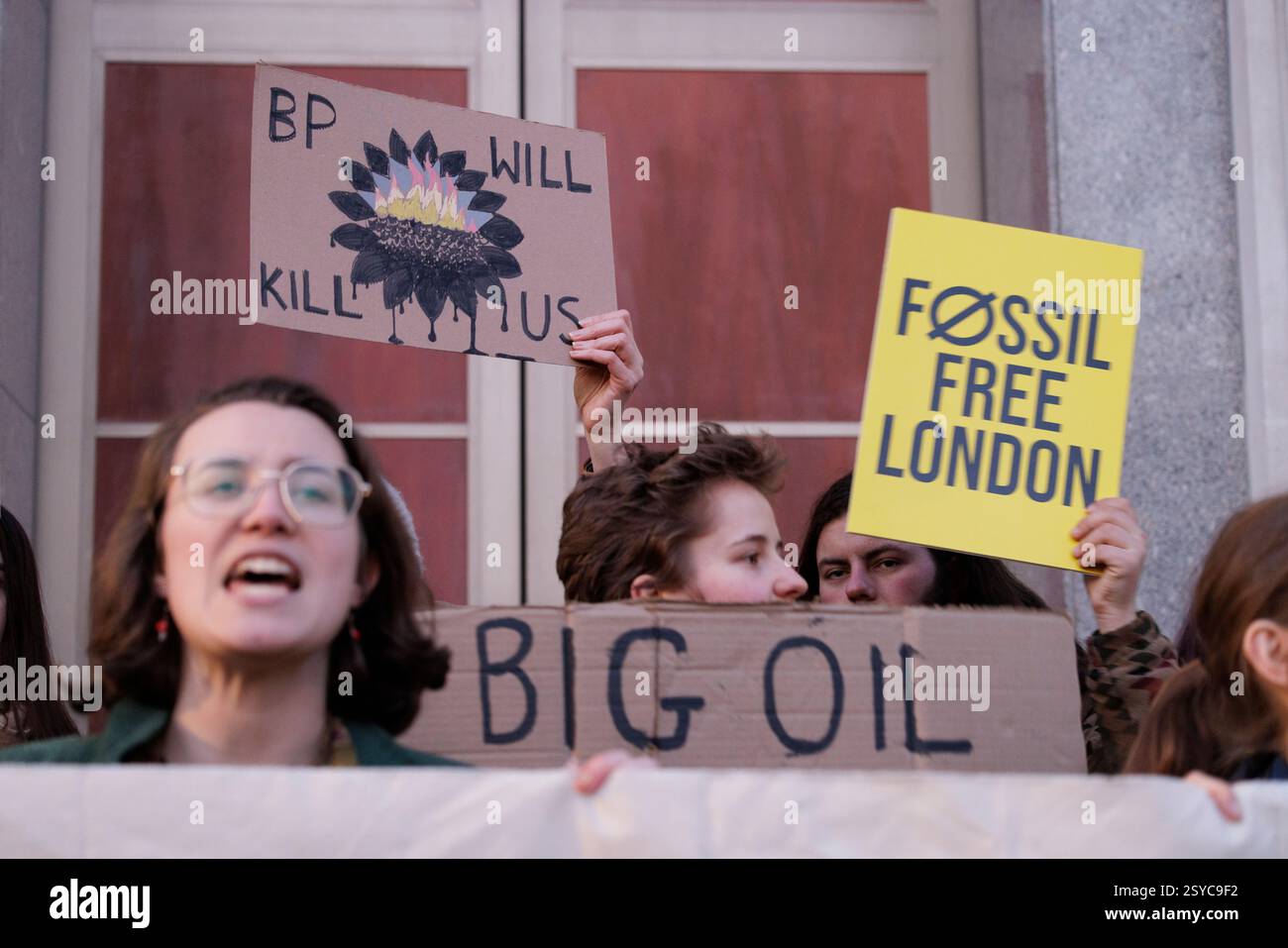 26 février 2025. Bureaux BP, St James’ Sq. SW1Y 4PD, Londres. Démo d'urgence « BP nous tuera ». Fossil Free London, Weald action Group et d’autres protestent contre l’annonce de BP selon laquelle elle réduirait ses projets d’énergies renouvelables et redoublerait son exploitation de nouveaux combustibles fossiles. Banque D'Images