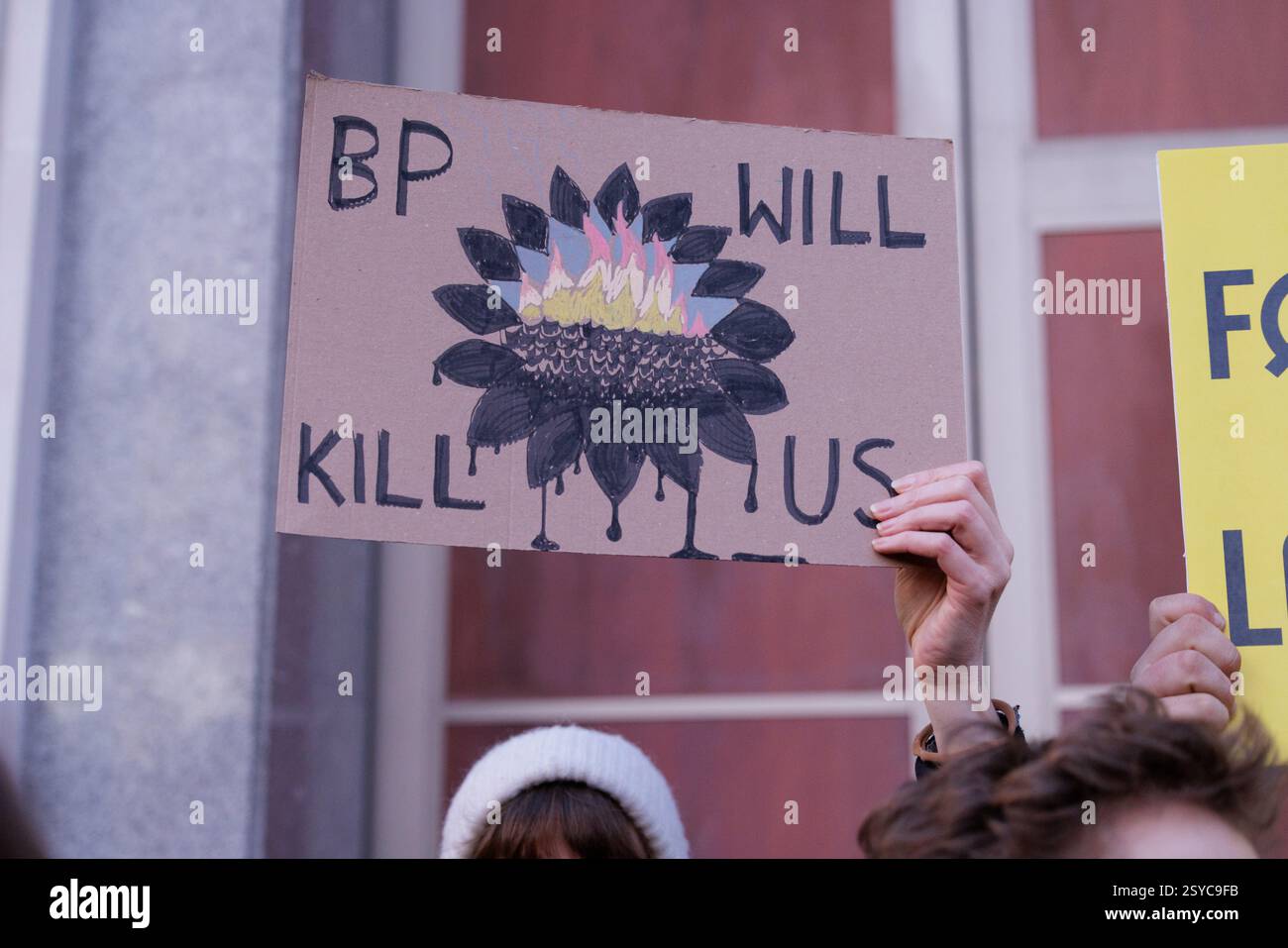 26 février 2025. Bureaux BP, St James’ Sq. SW1Y 4PD, Londres. Démo d'urgence « BP nous tuera ». Fossil Free London, Weald action Group et d’autres protestent contre l’annonce de BP selon laquelle elle réduirait ses projets d’énergies renouvelables et redoublerait son exploitation de nouveaux combustibles fossiles. Banque D'Images