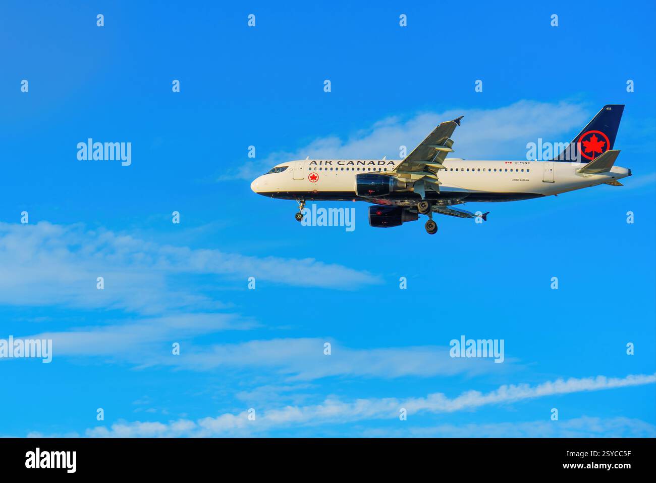 Los Angeles, Californie - 6 janvier 2025 : avion d'Air Canada volant sur fond bleu clair à Los Angeles. Banque D'Images Los Angeles, Californie - 6 janvier 2025 : avion d'Air Canada volant sur fond bleu clair à Los Angeles. Banque D'Images