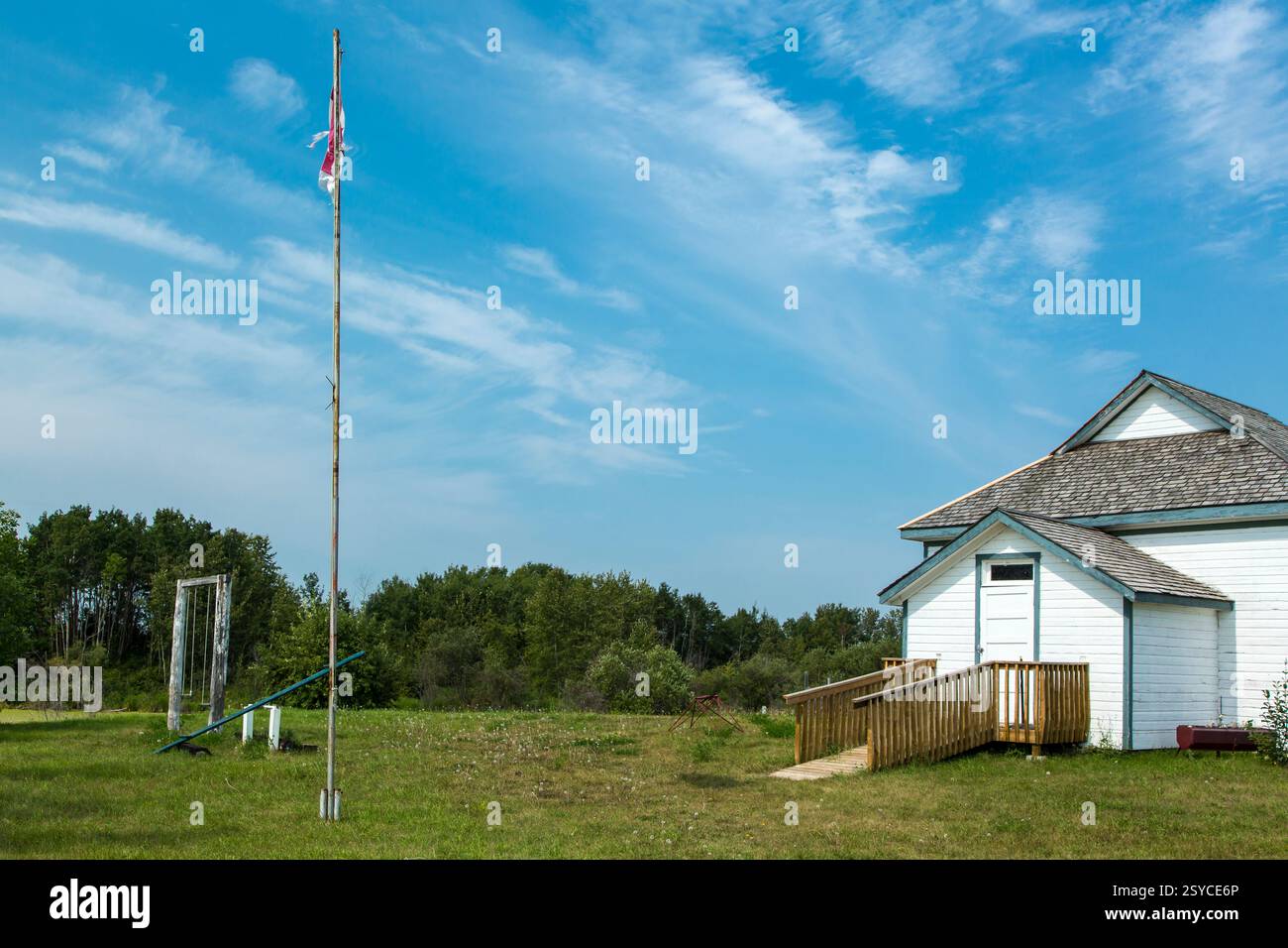 Bâton de drapeau avec un drapeau dessus. Le drapeau est rouge, blanc et bleu Banque D'Images