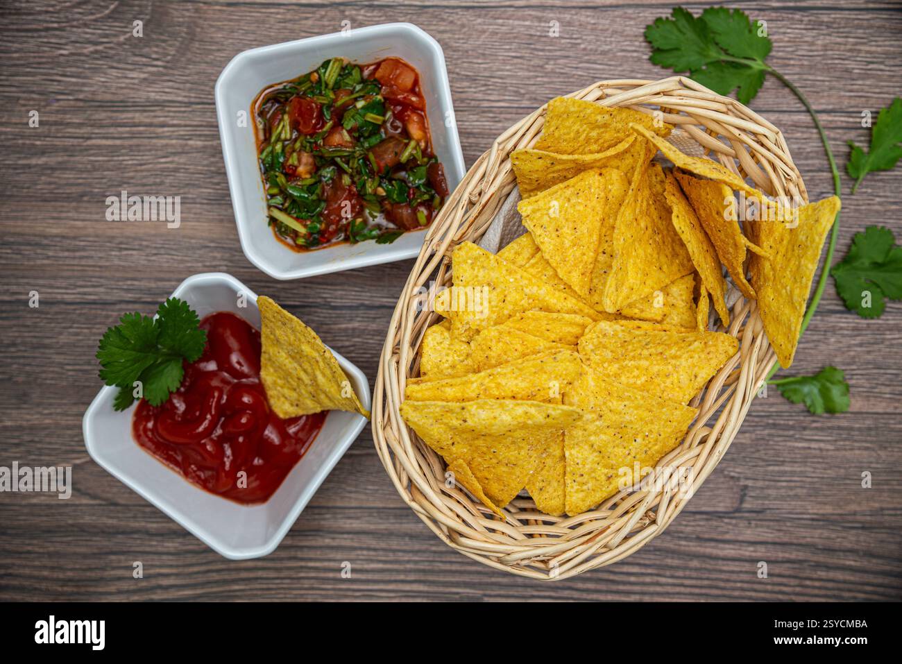 Un basquet de chips tortilla et de sauces. Mise au point sélective Banque D'Images