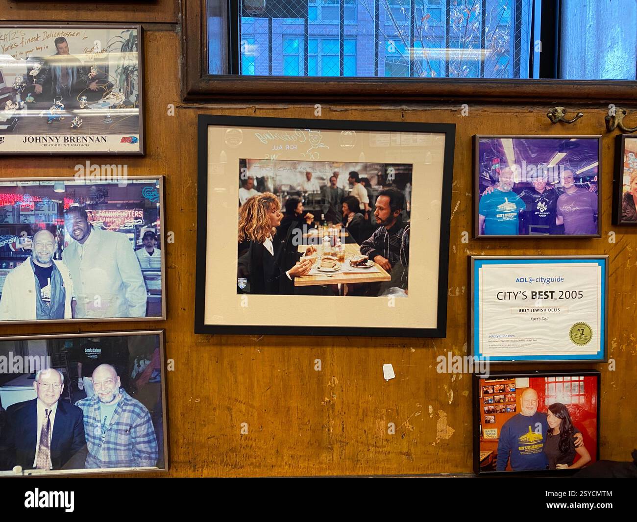 Innenraum von Katz's Delicatessen à New York. Der Tisch von Meg Ryan und Tom Hanks wird durch ein an der Decke baumelndem Schild angezeigt. Banque D'Images
