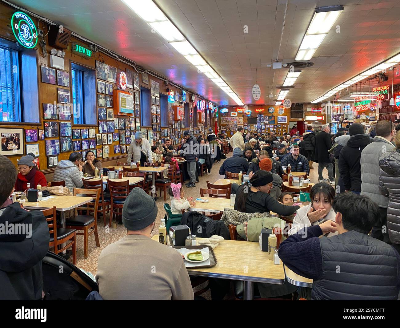 Innenraum von Katz's Delicatessen à New York. Der Tisch von Meg Ryan und Tom Hanks wird durch ein an der Decke baumelndem Schild angezeigt. Banque D'Images