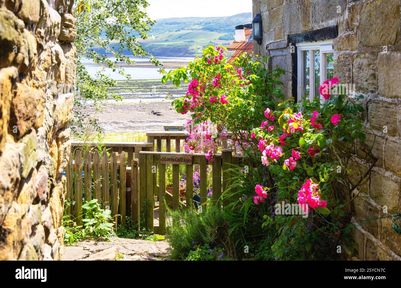Un vieux chalet de pêche dans le village de Robin Hood’s Bay, North Yorkshire, Angleterre Banque D'Images