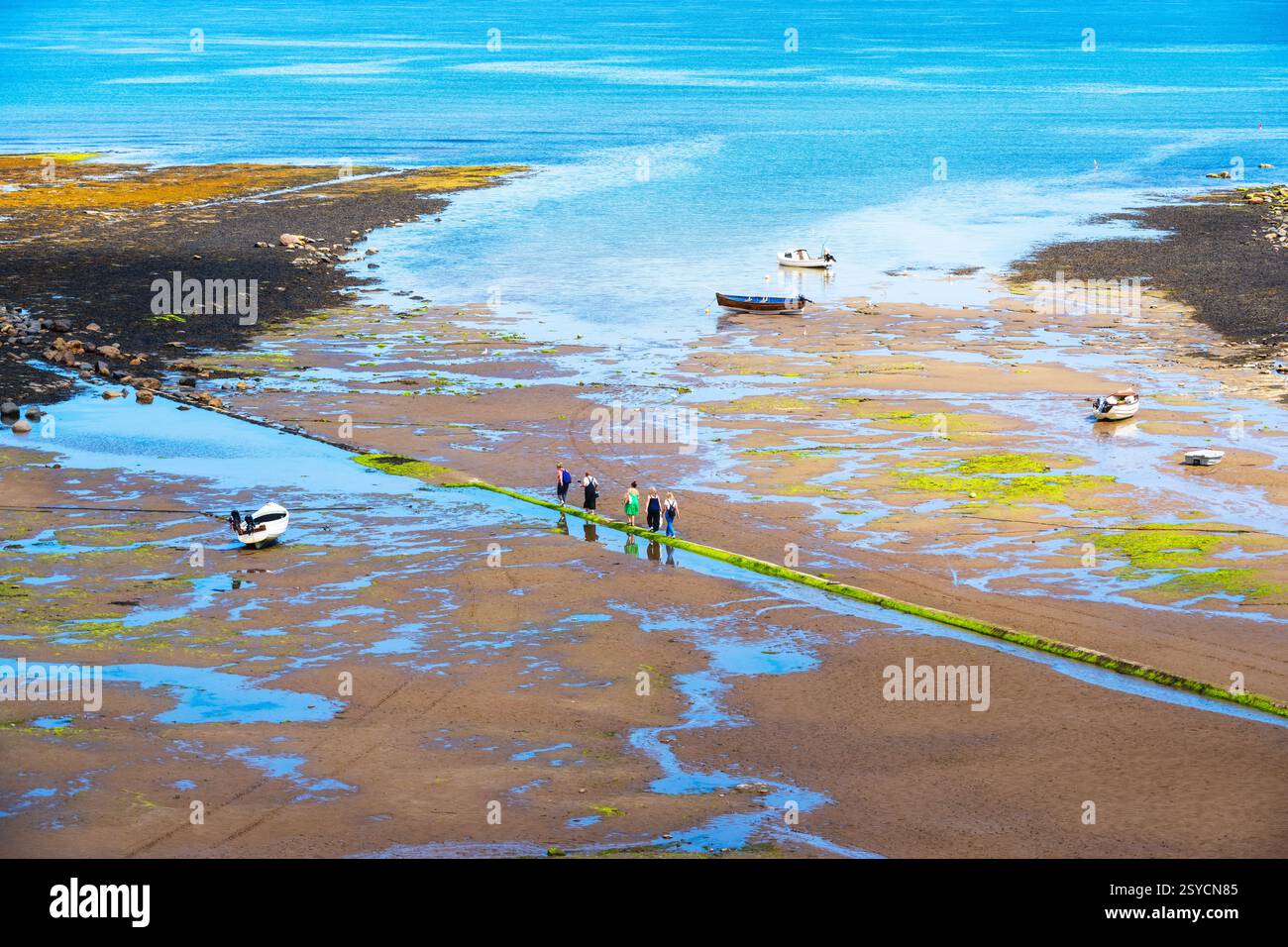 Marée basse à Robin Hood’s Bay, North Yorkshire, Angleterre Banque D'Images