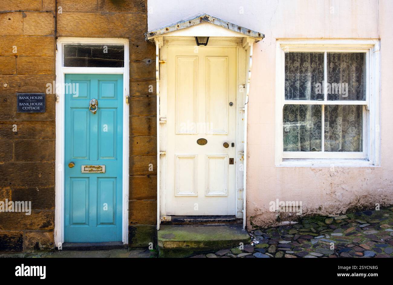 Chalets dans Robin Hood’s Bay, un ancien village de pêcheurs sur la côte patrimoniale des North York Moors, North Yorkshire, Angleterre Banque D'Images