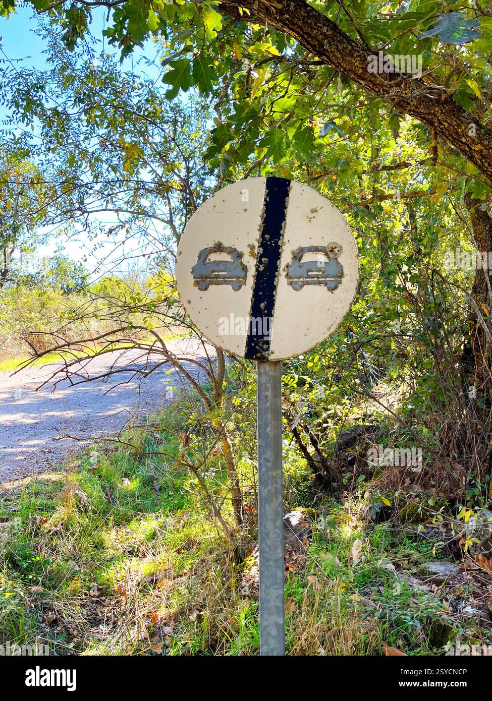 Vieux panneau de signalisation. Pas de dépassement. - Image de stock capturée avec un smartphone