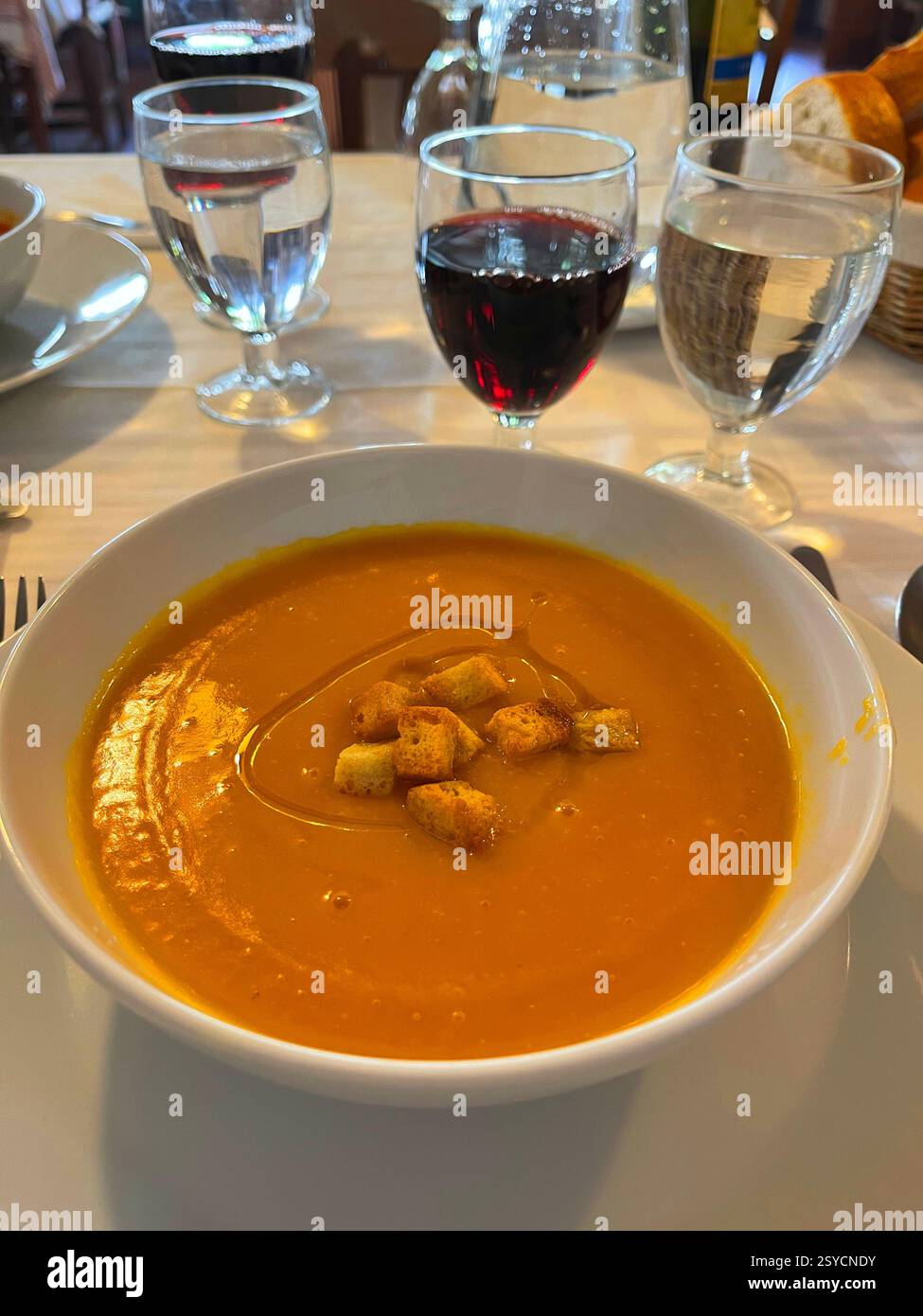 Crème de citrouille à l'huile d'olive. Espagne. - Image de stock capturée avec un smartphone