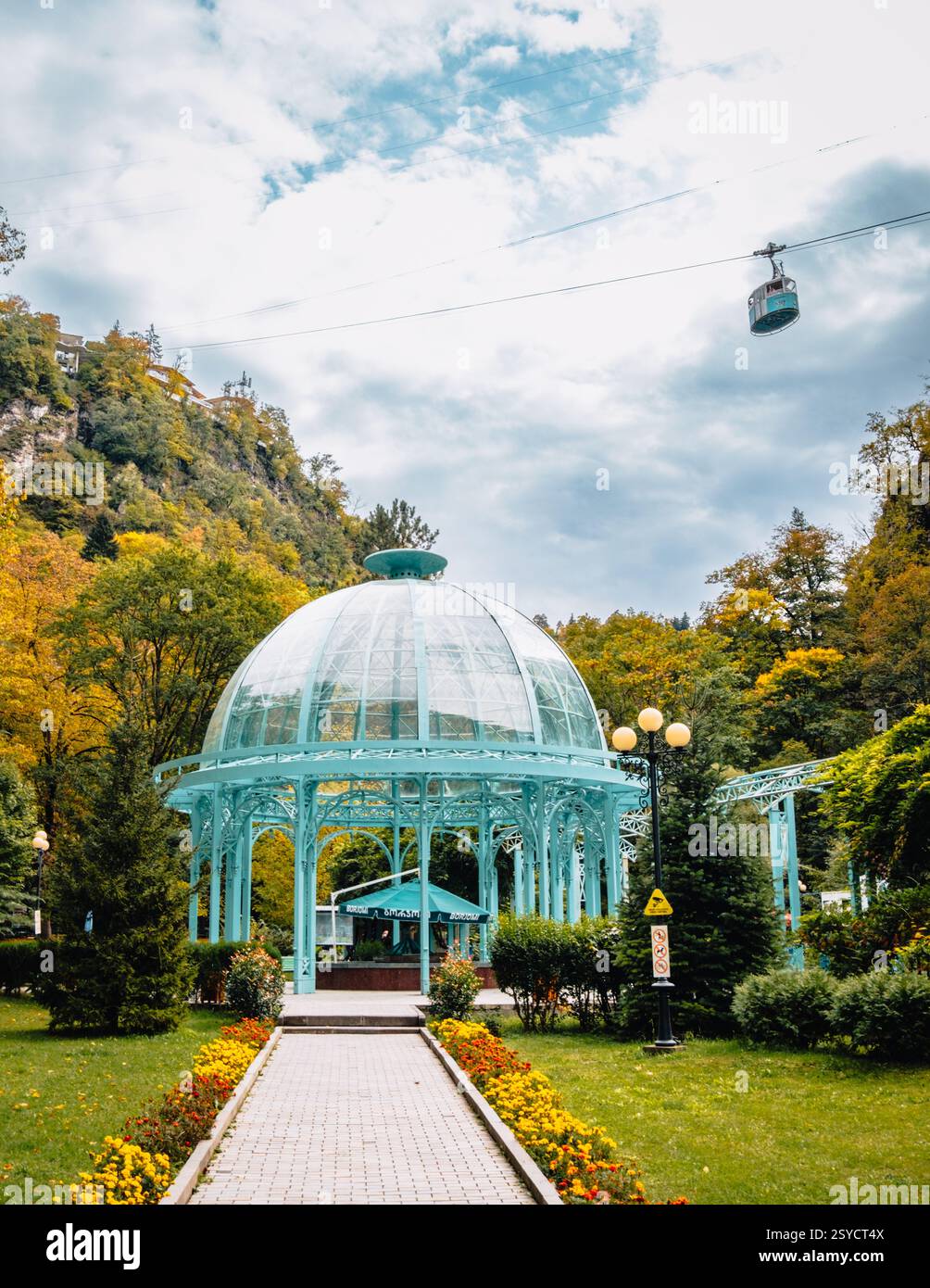 Pavillon de verre au-dessus de la source chaude d'eau minérale dans le parc central de Borjomi. Borjomi est une station balnéaire dans la région de Samtskhe Javakheti en Géorgie Banque D'Images