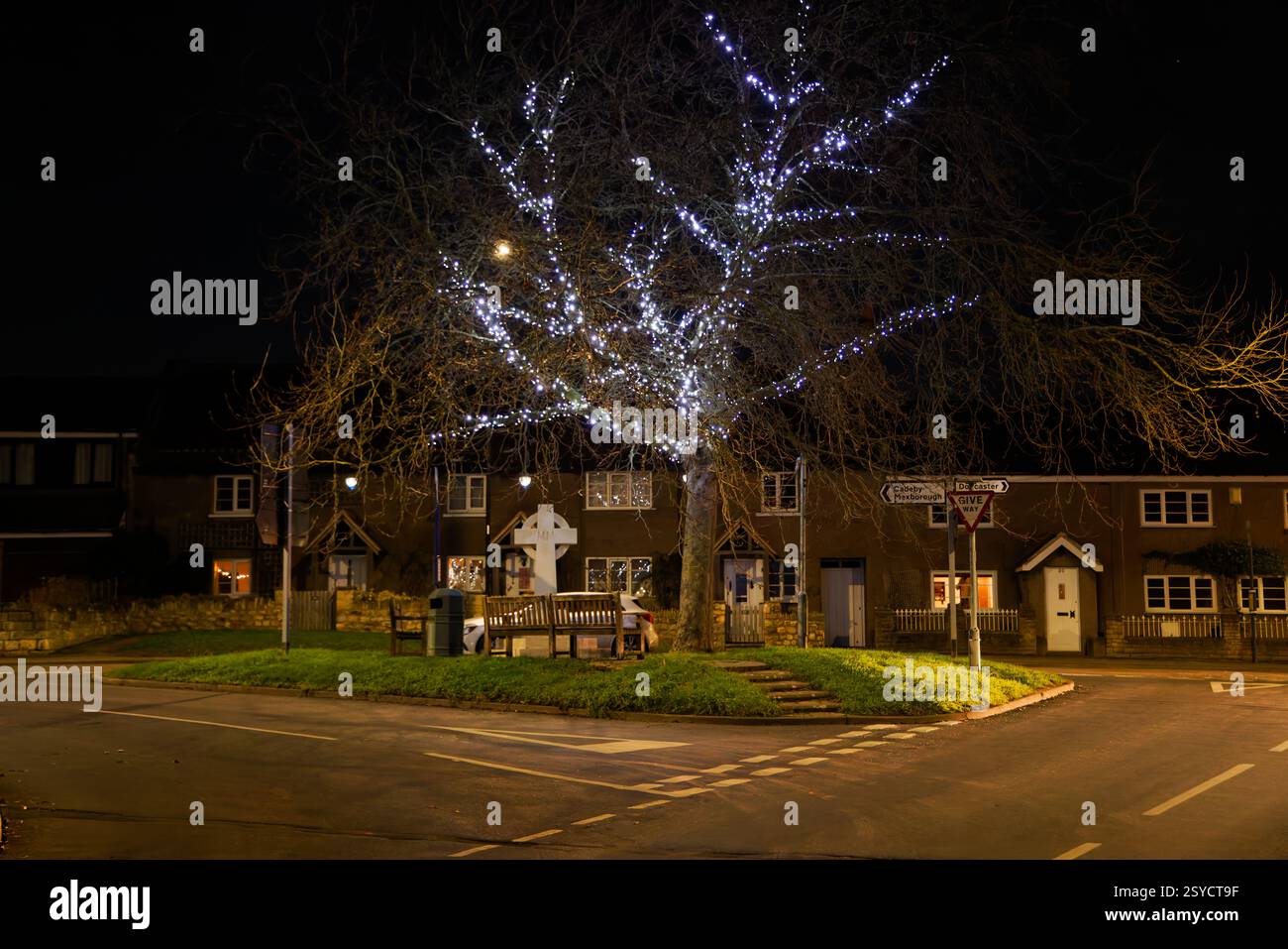 Lumières de Noël au petit village vert dans le village de Sprotbrough, Doncaster, South Yorkshire. Banque D'Images