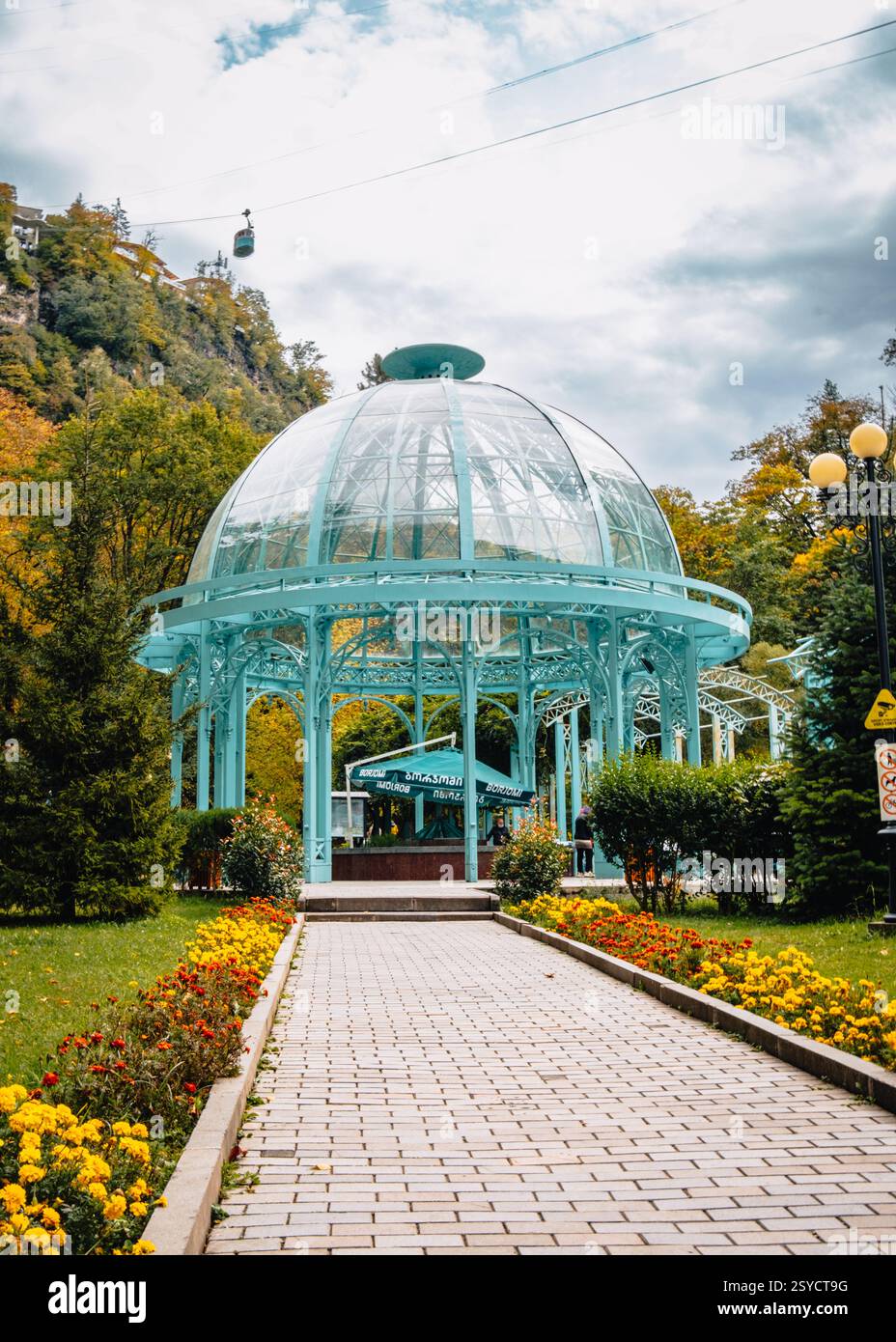 Pavillon de verre au-dessus de la source chaude d'eau minérale dans le parc central de Borjomi. Borjomi est une station balnéaire dans la région de Samtskhe Javakheti en Géorgie Banque D'Images