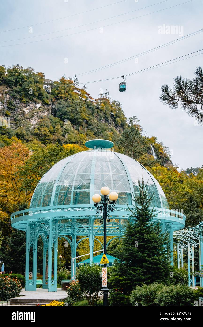 Pavillon de verre au-dessus de la source chaude d'eau minérale dans le parc central de Borjomi. Borjomi est une station balnéaire dans la région de Samtskhe Javakheti en Géorgie Banque D'Images