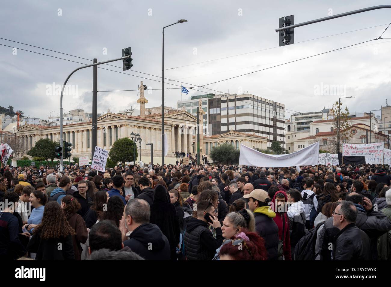 Les manifestants prennent part à un grand rassemblement à l'occasion du deuxième anniversaire de l'accident de train mortel qui a coûté la vie à 57 personnes. Banque D'Images