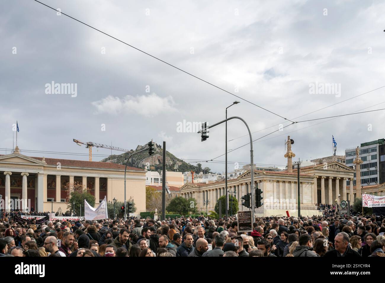 Les manifestants prennent part à un grand rassemblement à l'occasion du deuxième anniversaire de l'accident de train mortel qui a coûté la vie à 57 personnes. Banque D'Images