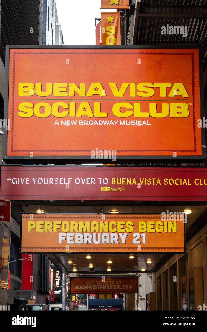 Schoenfeld Theater à Times Square publicité 'Buena Vista social Club', New York City, États-Unis 2025 Banque D'Images