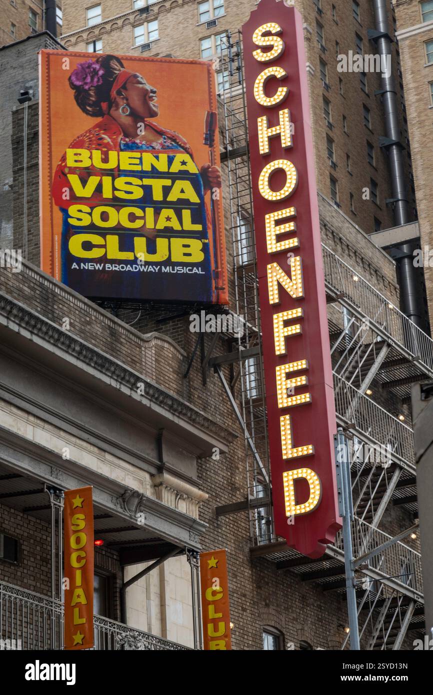 Schoenfeld Theater à Times Square publicité 'Buena Vista social Club', New York City, États-Unis 2025 Banque D'Images
