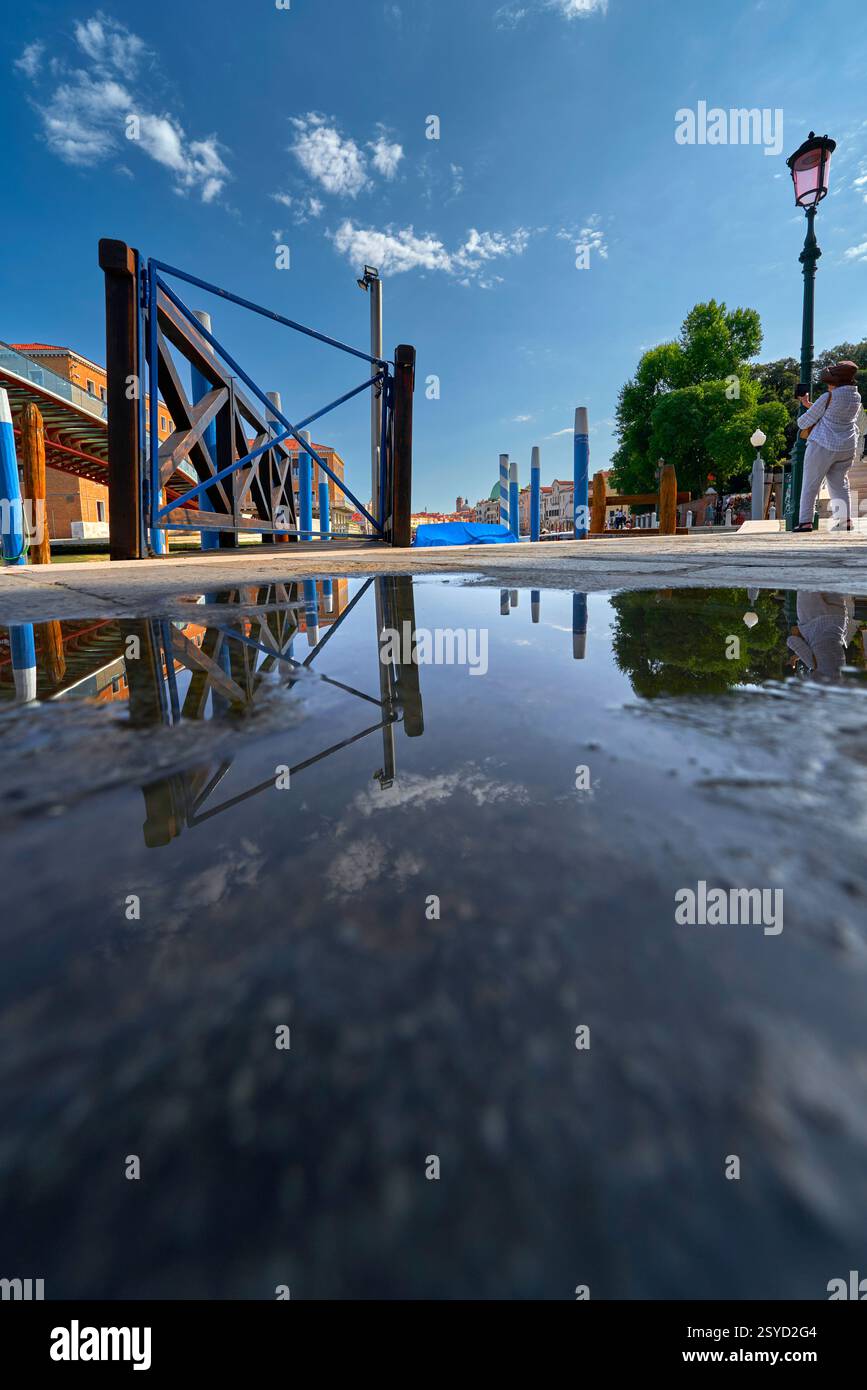 Réflexion sur les flaques d'eau de ville. Venise, Italie Banque D'Images