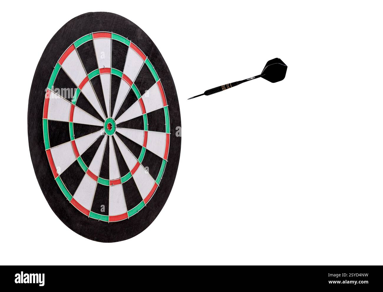 Une fléchette tranchante coupe dans les airs et frappera la cible, symbolisant la précision, la concentration et la réalisation des objectifs dans un jeu qui nécessite du ski Banque D'Images