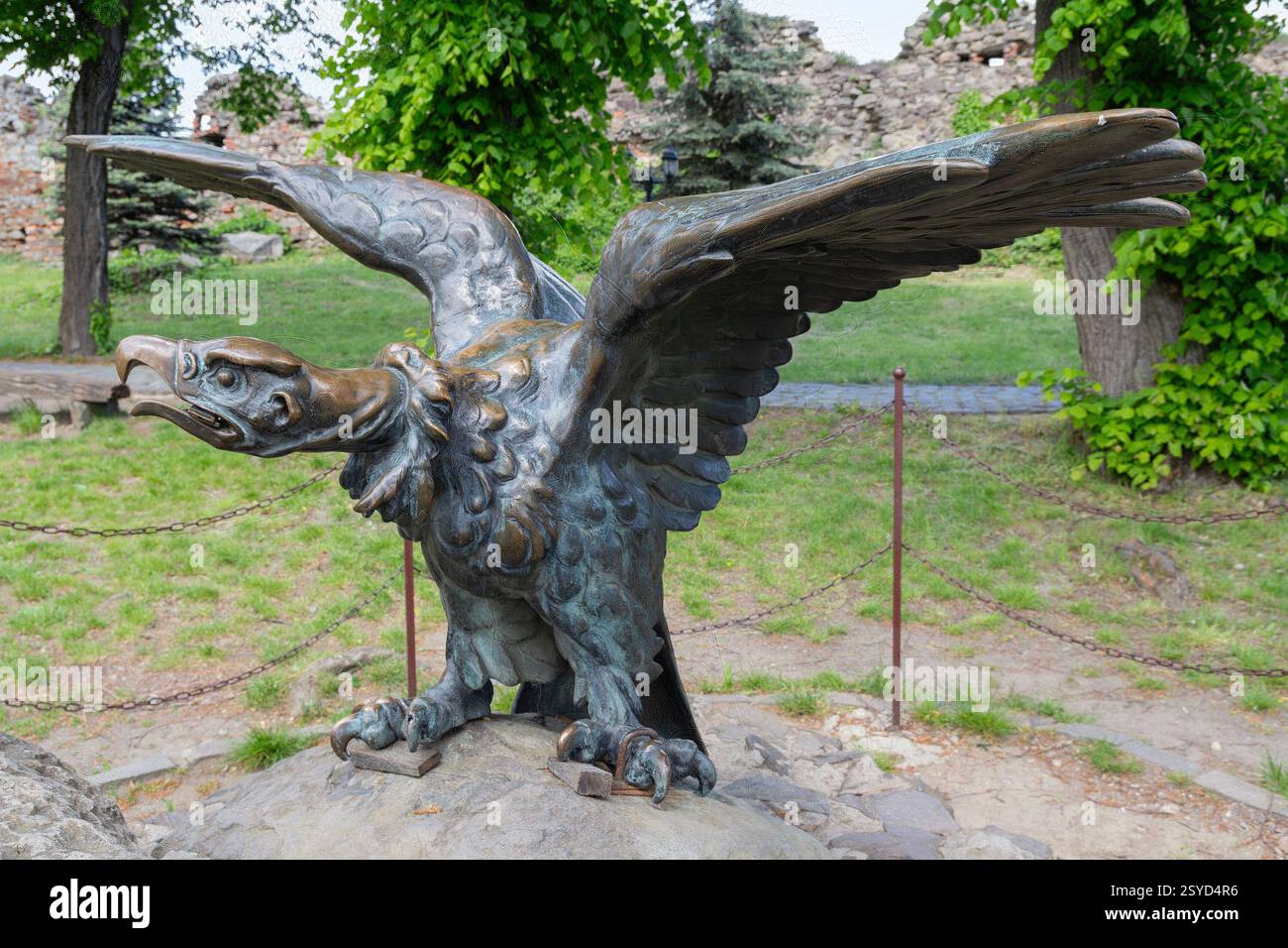 Statue d'aigle en bronze dans la cour du château d'Uzhgorod. Ukraine Banque D'Images