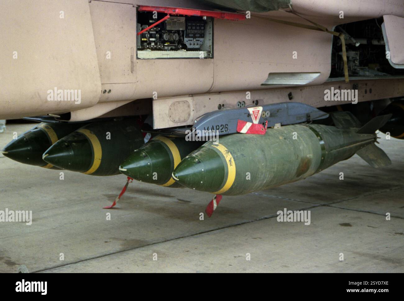 Première Guerre du Golfe : 20 janvier 1991 quatre bombes de 1000 lb attachées sous un bombardier RAF Tornado GR1 à la base aérienne King Faisal, Tabuk, au nord-ouest de l'Arabie saoudite. Banque D'Images
