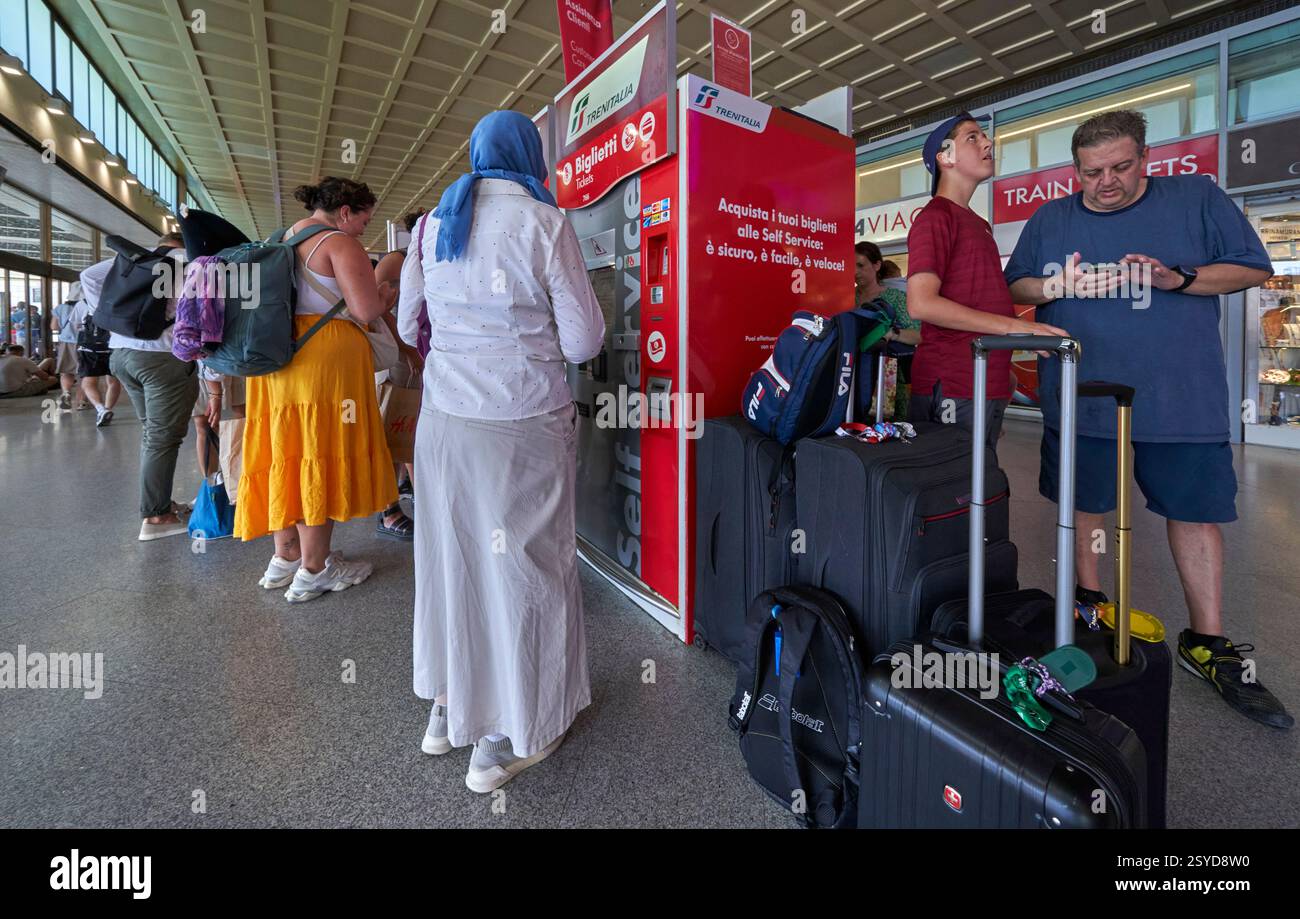Acheter des billets dans les machines à la gare de Santa Lucia Banque D'Images