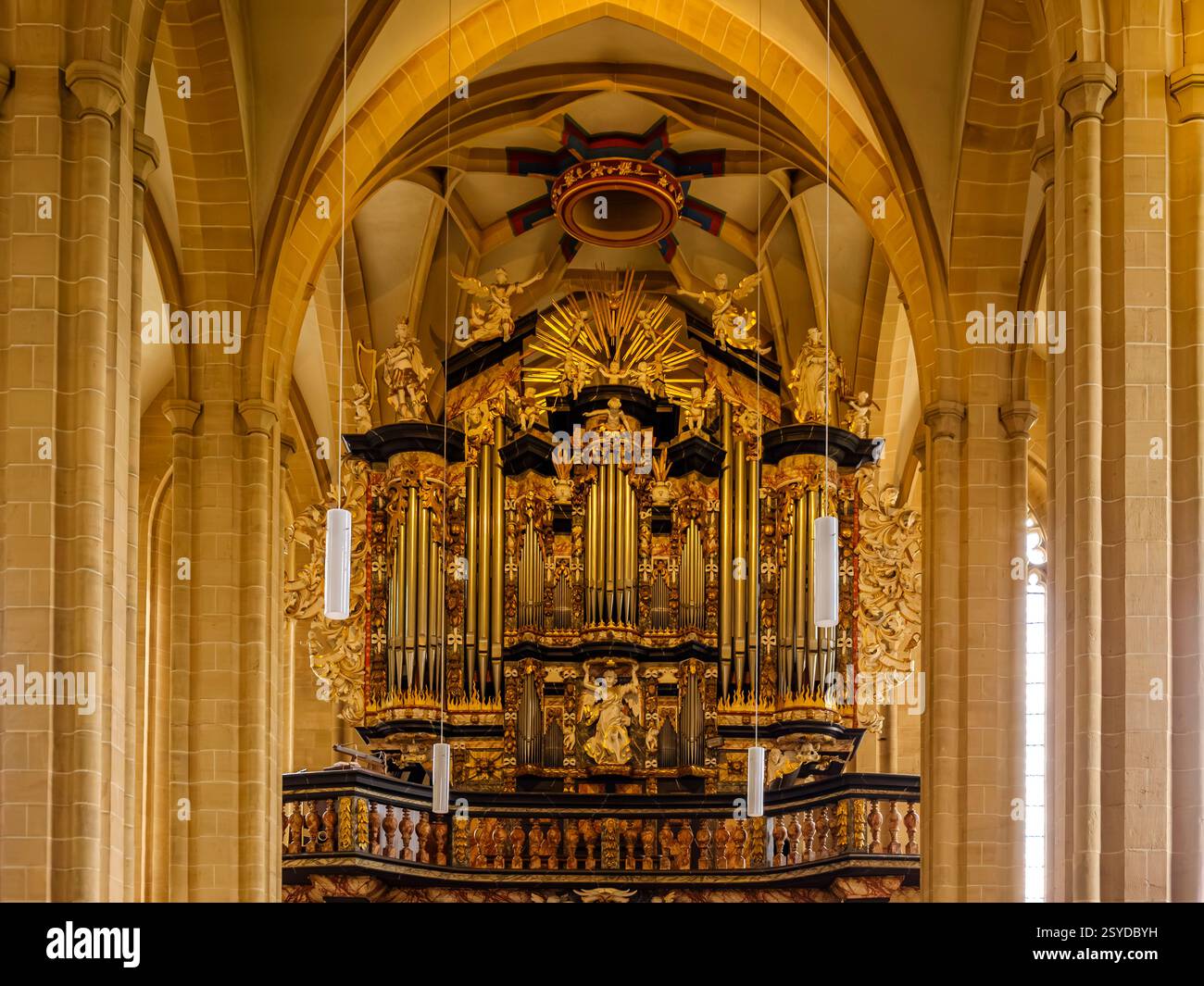 Orgue de Johannes Klais dans le coffret baroque de Johann Friedrich Wender, photographie intérieure de la Severikirche à Erfurt, Thuringe, Allemagne. Banque D'Images