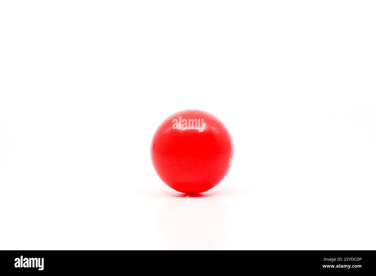 Petite boule en plastique rouge isolée sur un fond blanc Uni. Copier l'espace. Personne. Banque D'Images Petite boule en plastique rouge isolée sur un fond blanc Uni. Copier l'espace. Personne. Banque D'Images