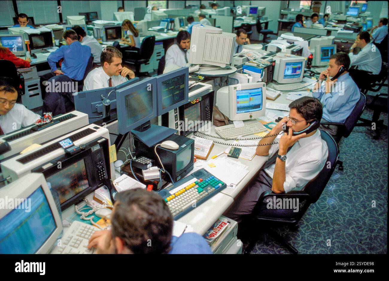 Brésil, Sao Paulo. Traders dans la salle des marchés de la banque ABN-AMRO à Sao Paulo, où ils négocient des actions brésiliennes et internationales exch Banque D'Images