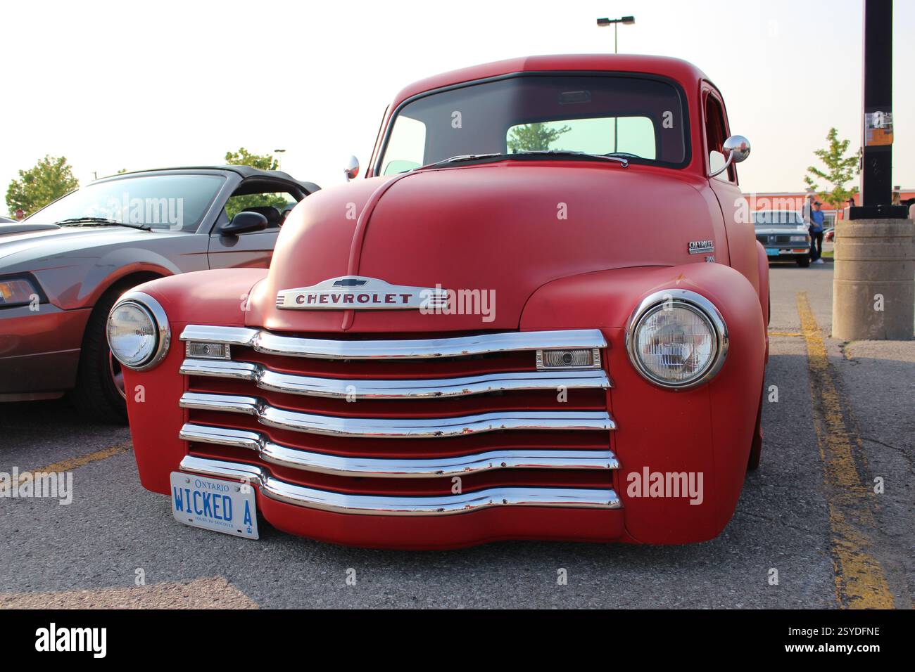 Pick-up Chevrolet restauré à marchepied rouge classique Banque D'Images