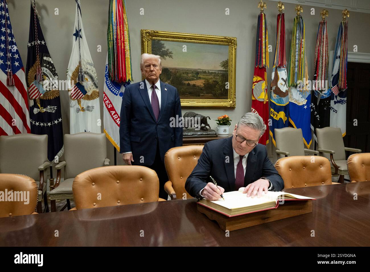 Washington, États-Unis. 27 février 2025. U. Le président Donald Trump, à gauche, regarde le premier ministre britannique Sir Keir Starmer, à droite, signer le livre d'or au Cabinet Room de la Maison Blanche, le 27 février 2025 à Washington, DC crédit : Daniel Torok/White House photo/Alamy Live News Banque D'Images