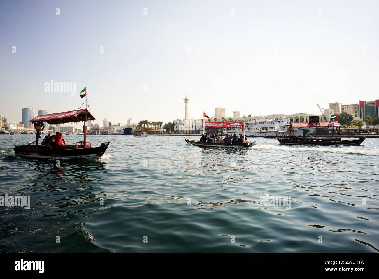 Dubai Creek, montrant le ferry traditionnel Abra. Banque D'Images