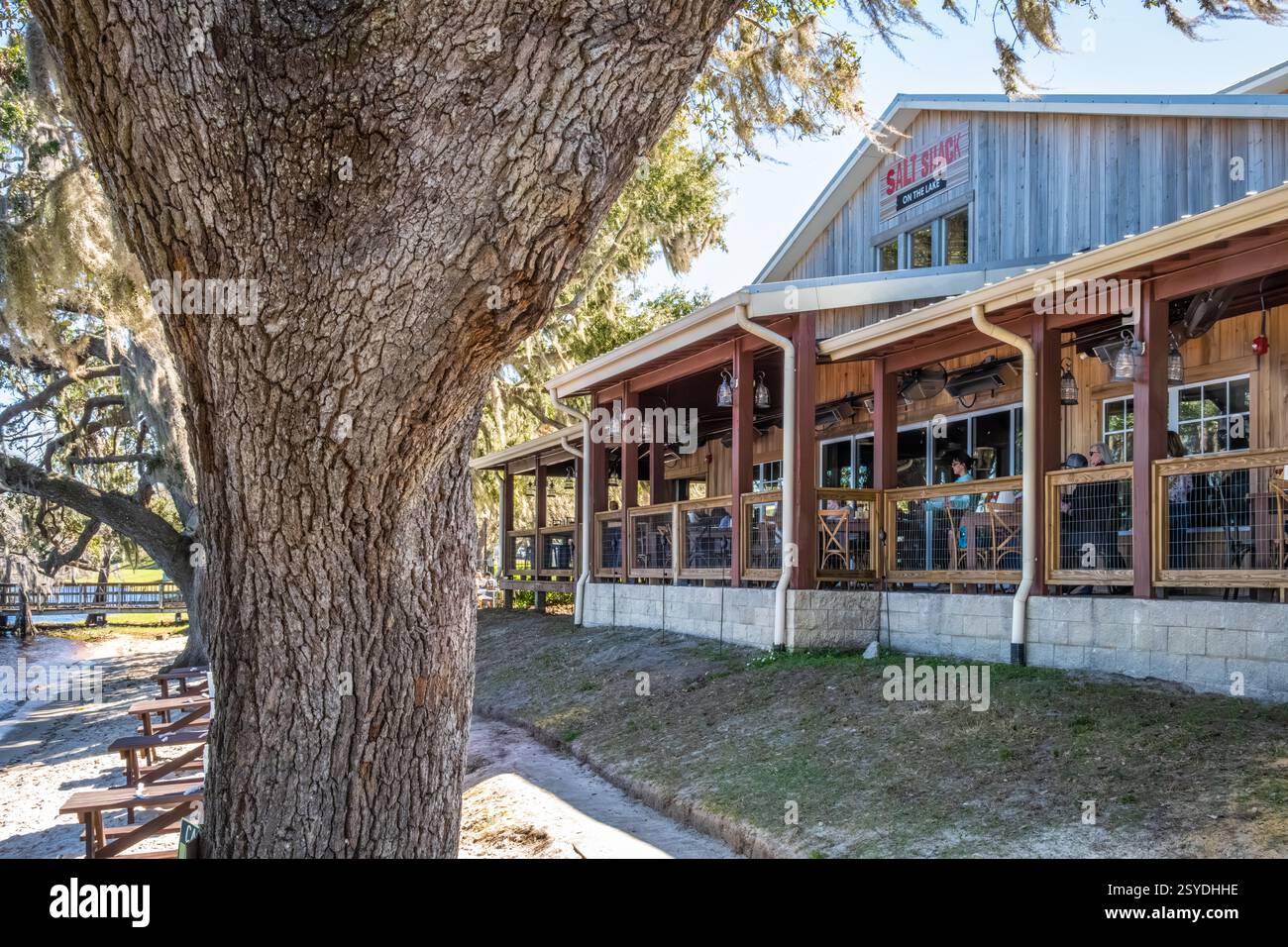 Salt Shack on the Lake propose des repas intérieurs et extérieurs décontractés sur le lac Minneola à Clermont, en Floride, près d'Orlando. (ÉTATS-UNIS) Banque D'Images