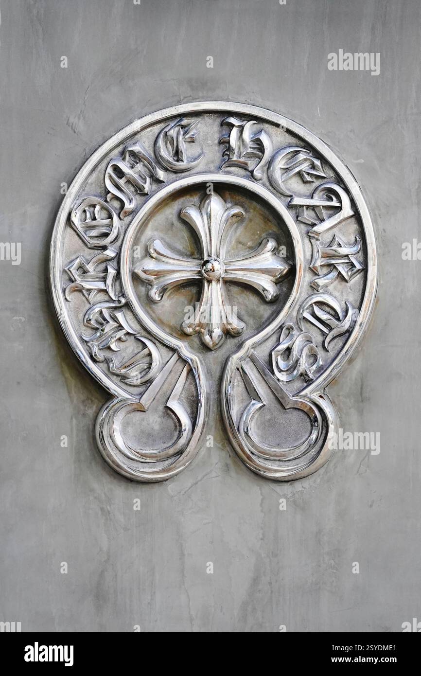 Honolulu, HI - 23 décembre 2024 : Chrome Hearts Hollywood vêtements de luxe et accessoires de bijoux logo. Photo verticale de la boutique Waikiki Banque D'Images