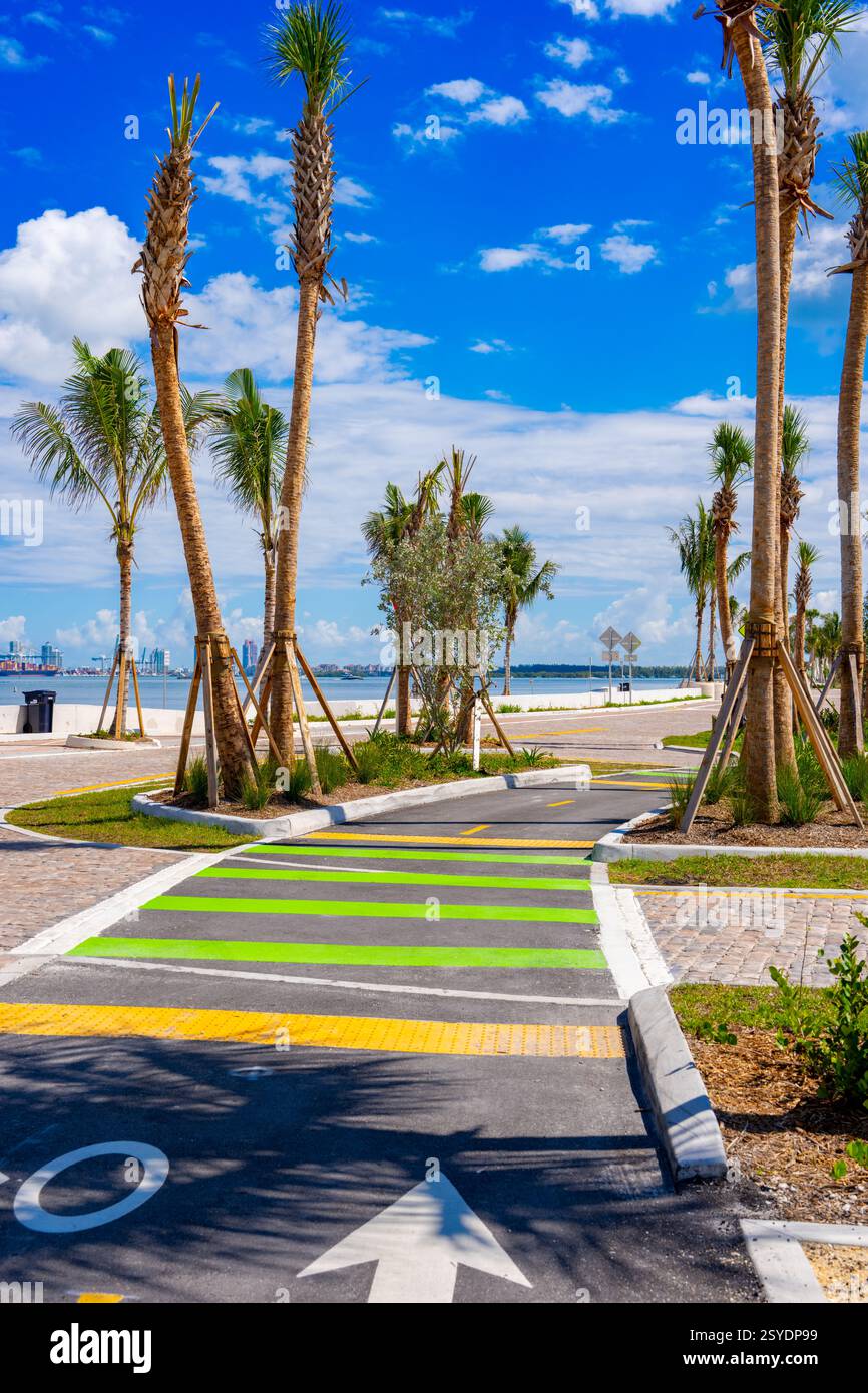 Nouvelles pistes cyclables Rickenbacker Causeway côté nord Key Biscayne Miami 2025 Banque D'Images