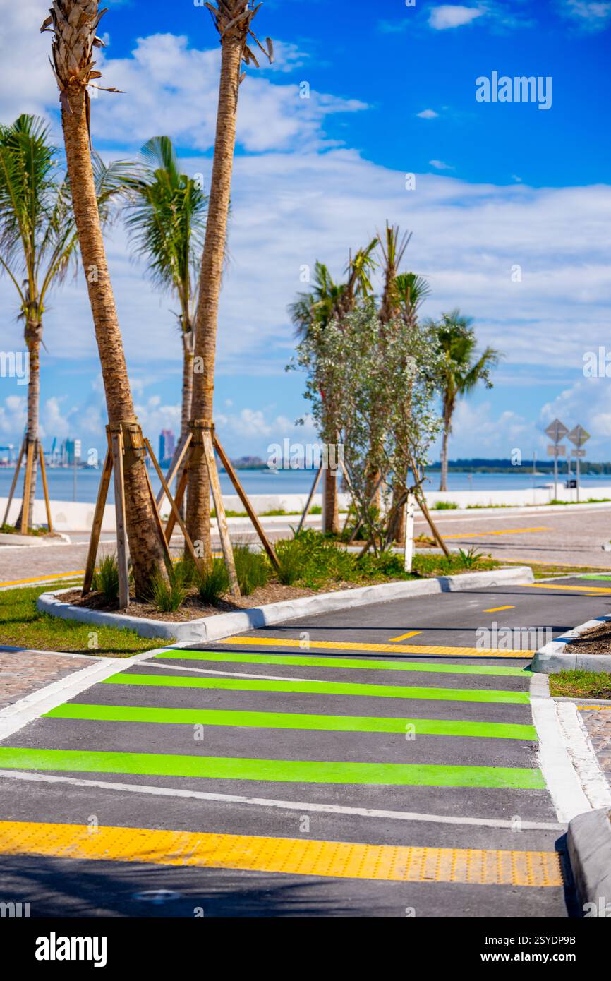 Nouvelles pistes cyclables Rickenbacker Causeway côté nord Key Biscayne Miami 2025 Banque D'Images