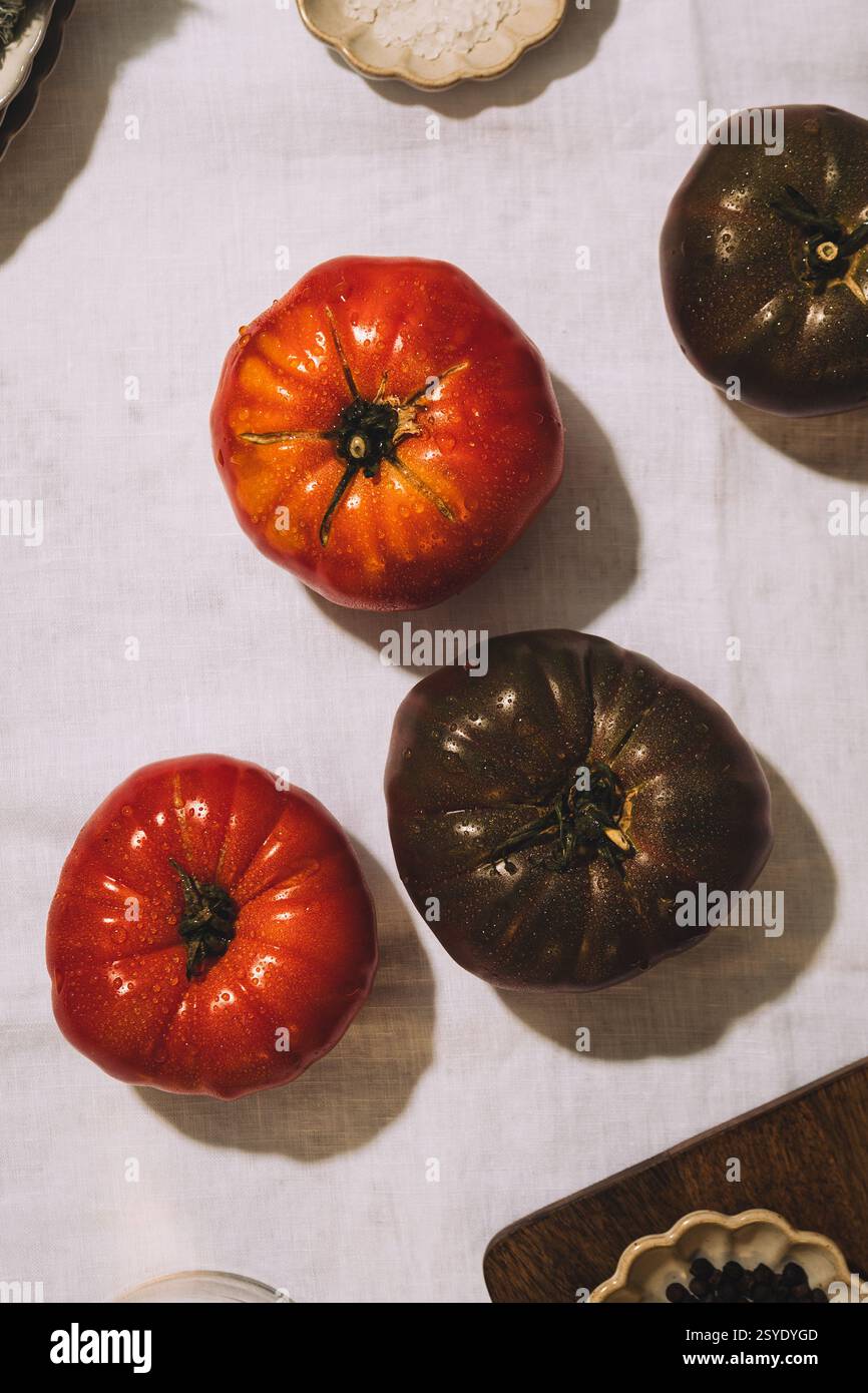 Les tomates héritées à leur apogée, débordant de couleur, de saveur et de bienfaits frais de la ferme Banque D'Images